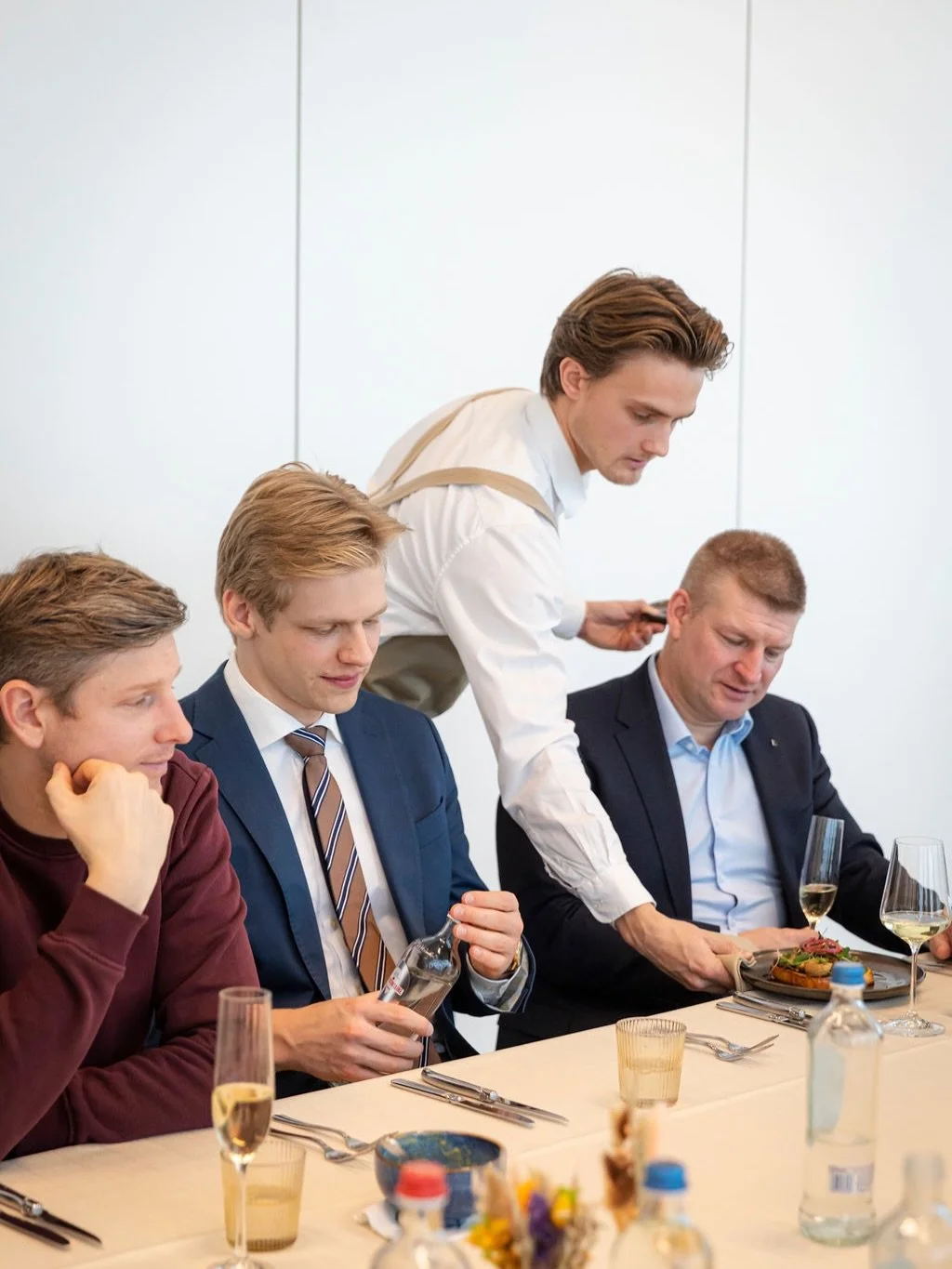 Goede voornemens beginnen bij goed eten.
Start het nieuwe jaar sterk met verse, verfijnde catering. Impressioneer je klanten, collega&rsquo;s of partners met een stijlvolle catering voor vergaderingen, seminaries, productlanceringen en bedrijfsfeeste