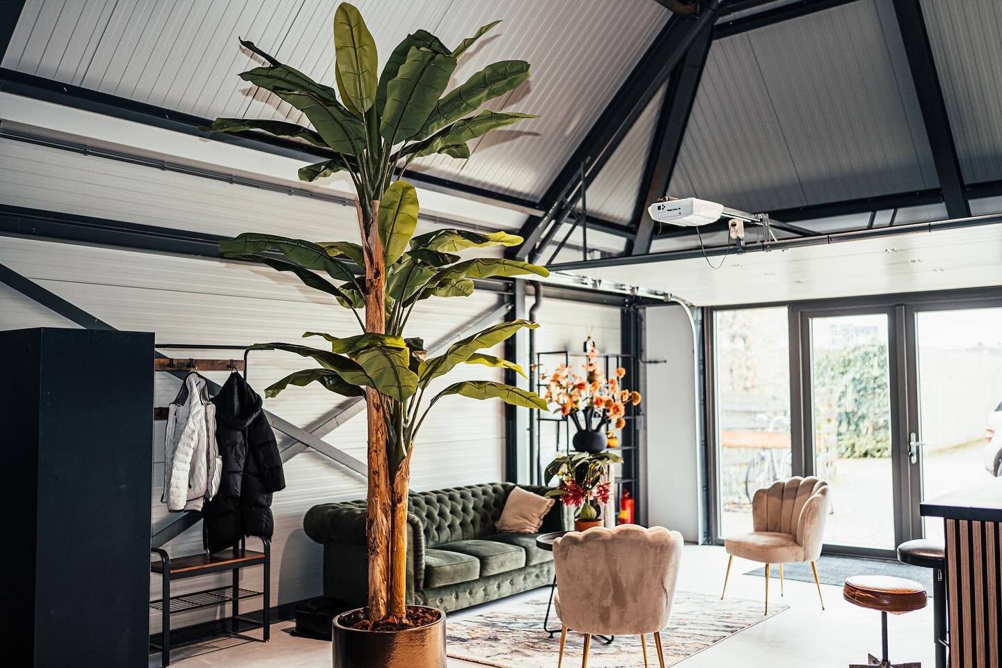 Rust na je training lekker even uit in onze lounge of aan de bar met een bakje koffie of een shake💪🏻
#personaltrainer #training #gym #motivation #krachttraining #fitness
