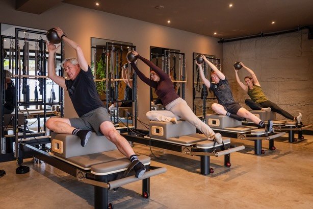 💪🏼Core | 🤸 Flexibiliteit | ✨ Balans
Alle voordelen van de reformer in &eacute;&eacute;n les, met gecertificeerde trainers! 

🙌 Voor iedereen toegankelijk
Je bent van harte welkom in onze prachtige studio. 
Voordelen van de Reformer

✅ Sterk en so