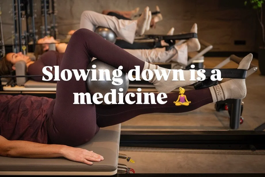 Reformer Pilates 
✅de bewegingen langzaam zijn, maar diep werken.
✅uit je hoofd en terug in je lichaam brengt.
✅het je zenuwstelsel kalmeert terwijl je kracht opbouwt.
✅ Boek nu je les bij gecertificeerde trainers.