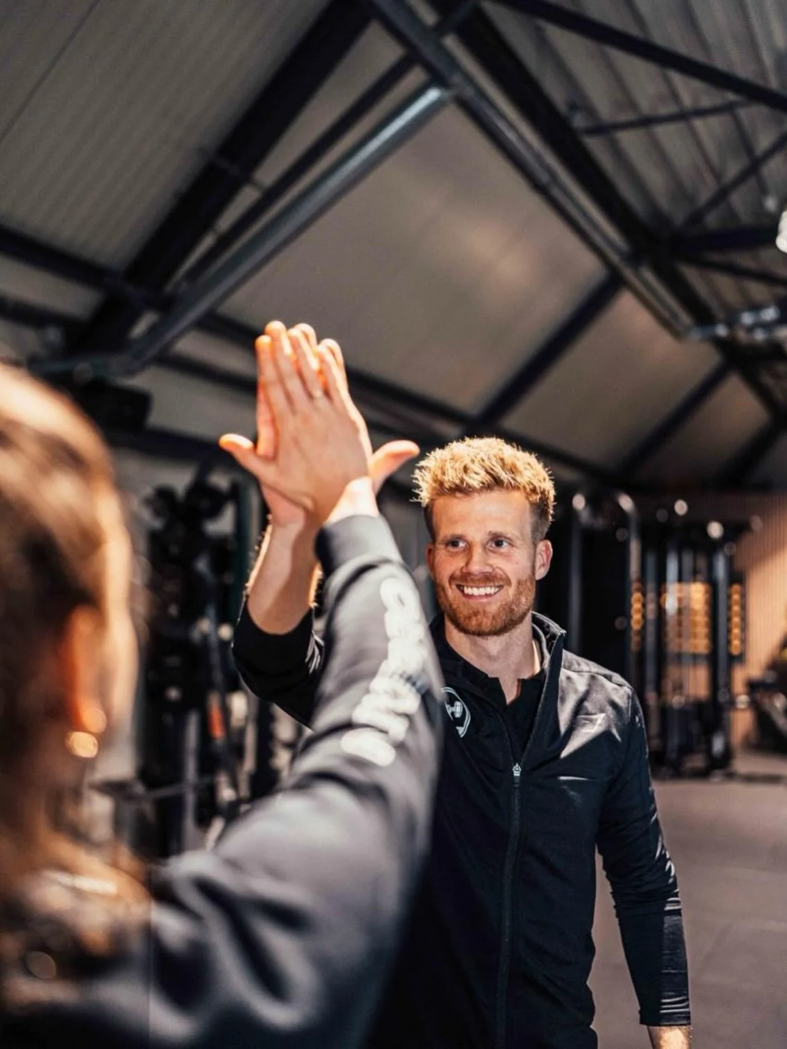 Meet Danny:
Trainer en oprichter van ALPHA. 

Danny is altijd bezig geweest met sport en bewegen. Wat begon op het voetbalveld, groeide uit tot een passie voor krachttraining en het begeleiden van mensen op een manier die verder gaat dan alleen sterk
