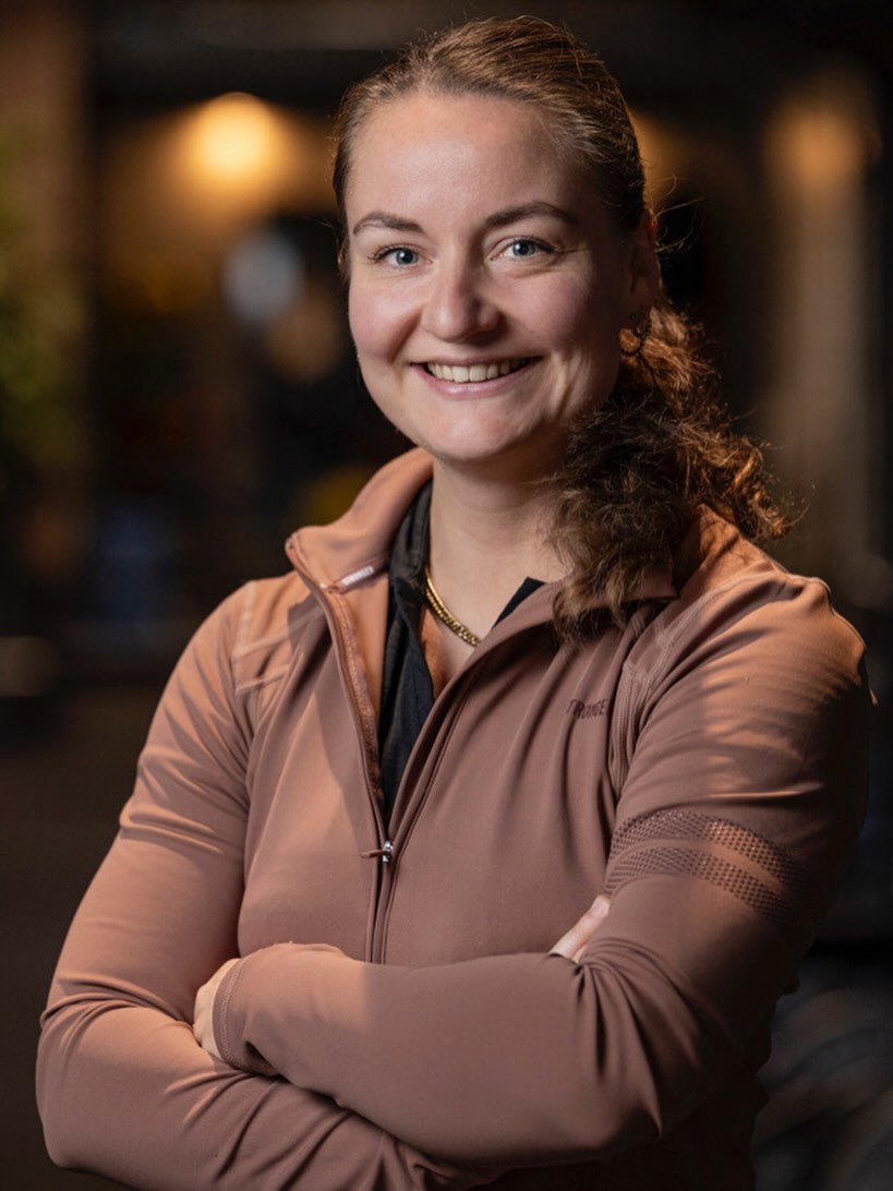 Hi, ik ben Chlo&eacute; 👋🏼

Met heel veel plezier geef ik personal training en de Alpha Group bij Alpha Trainingscentre. Voor mij staan de juiste houding en techniek altijd centraal &mdash; de basis voor veilig en effectief sterker worden 💪🏼

Daa