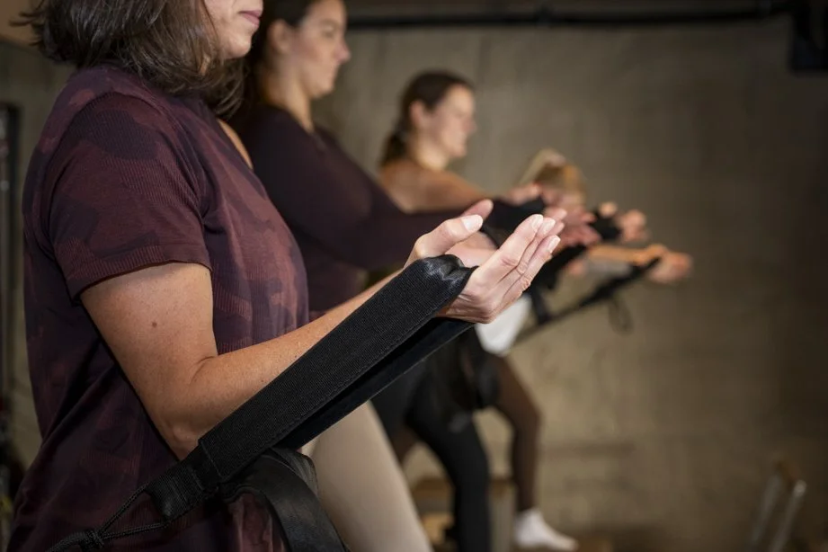 Reformer Pilates Vught, oefening met bal op reformer