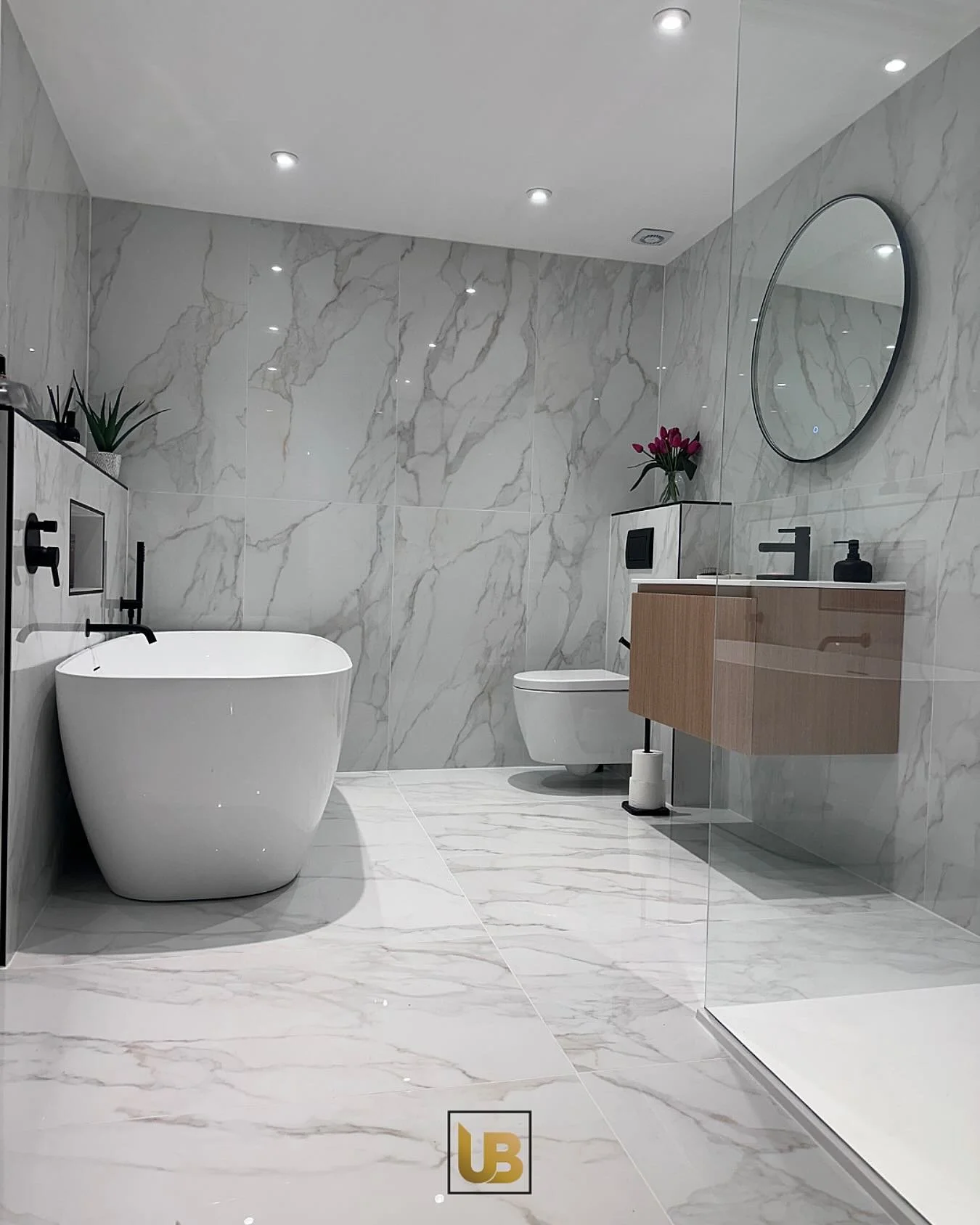 Another beautiful en-suite signed off as part of an ongoing project in Hertfordshire.

Those tiles 😍

Any renovation queries? Please get in touch for a free no obligation quote ✔️