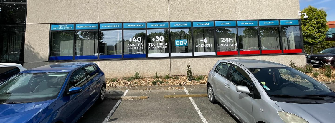 Habillage vitrine et découpage sur PVC