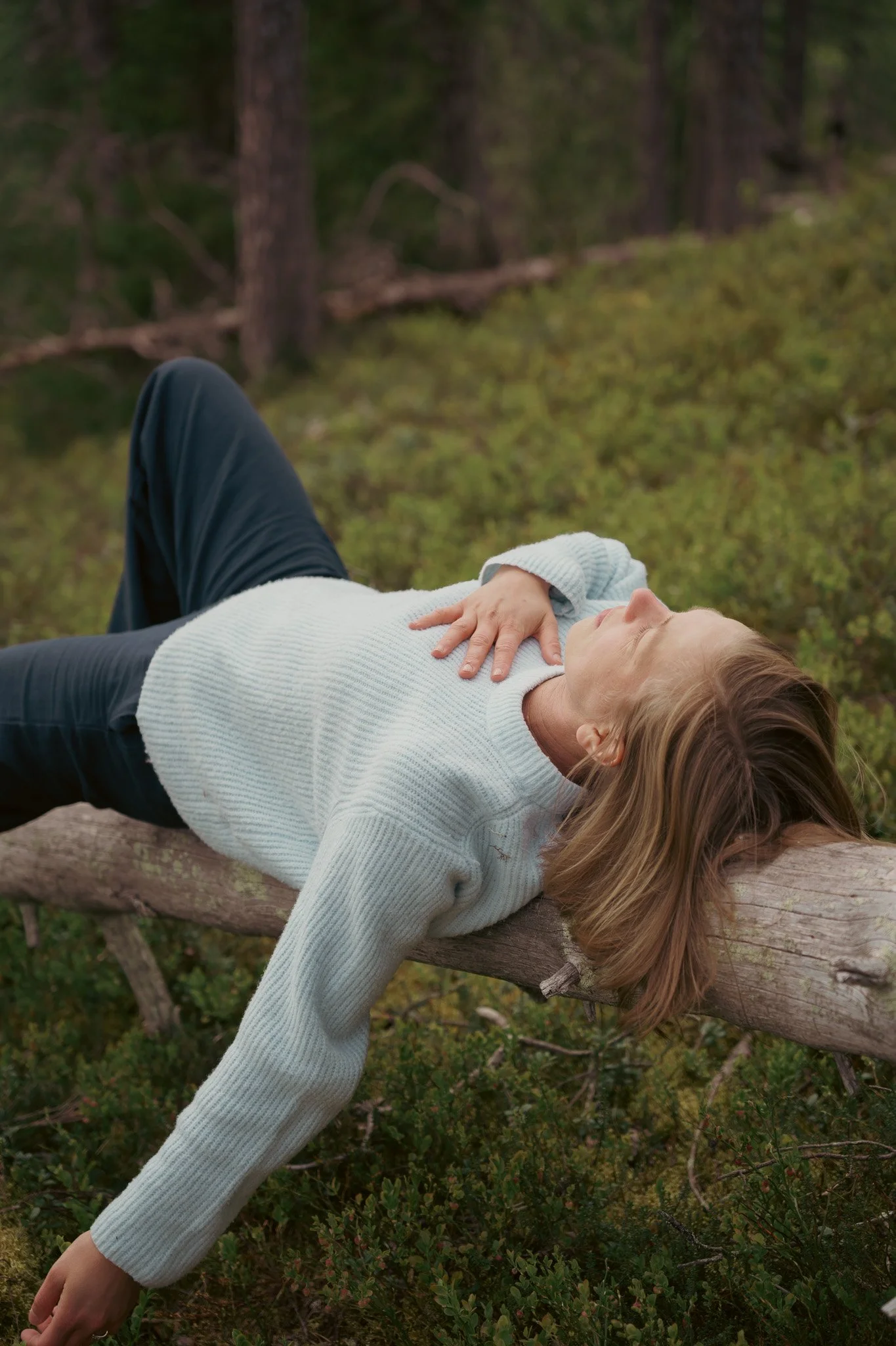 Henkilö makoilee metsässä – muistutus siitä, että keho ja mieli tarvitsevat lepoa ja tukea.