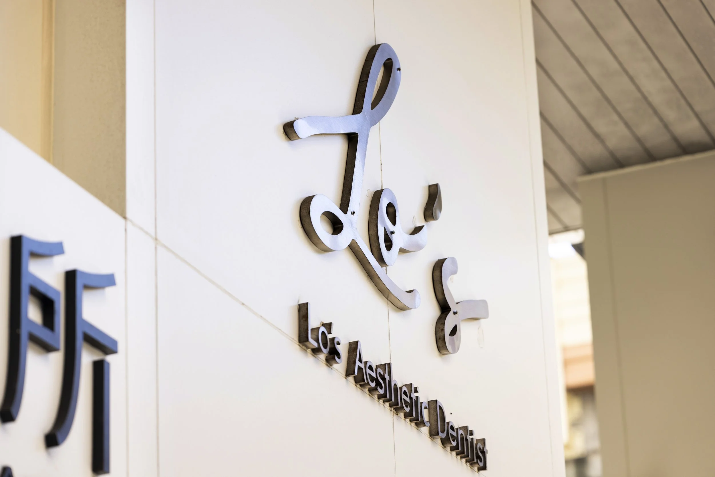 Side image of lo's aesthetic dentist clinic
