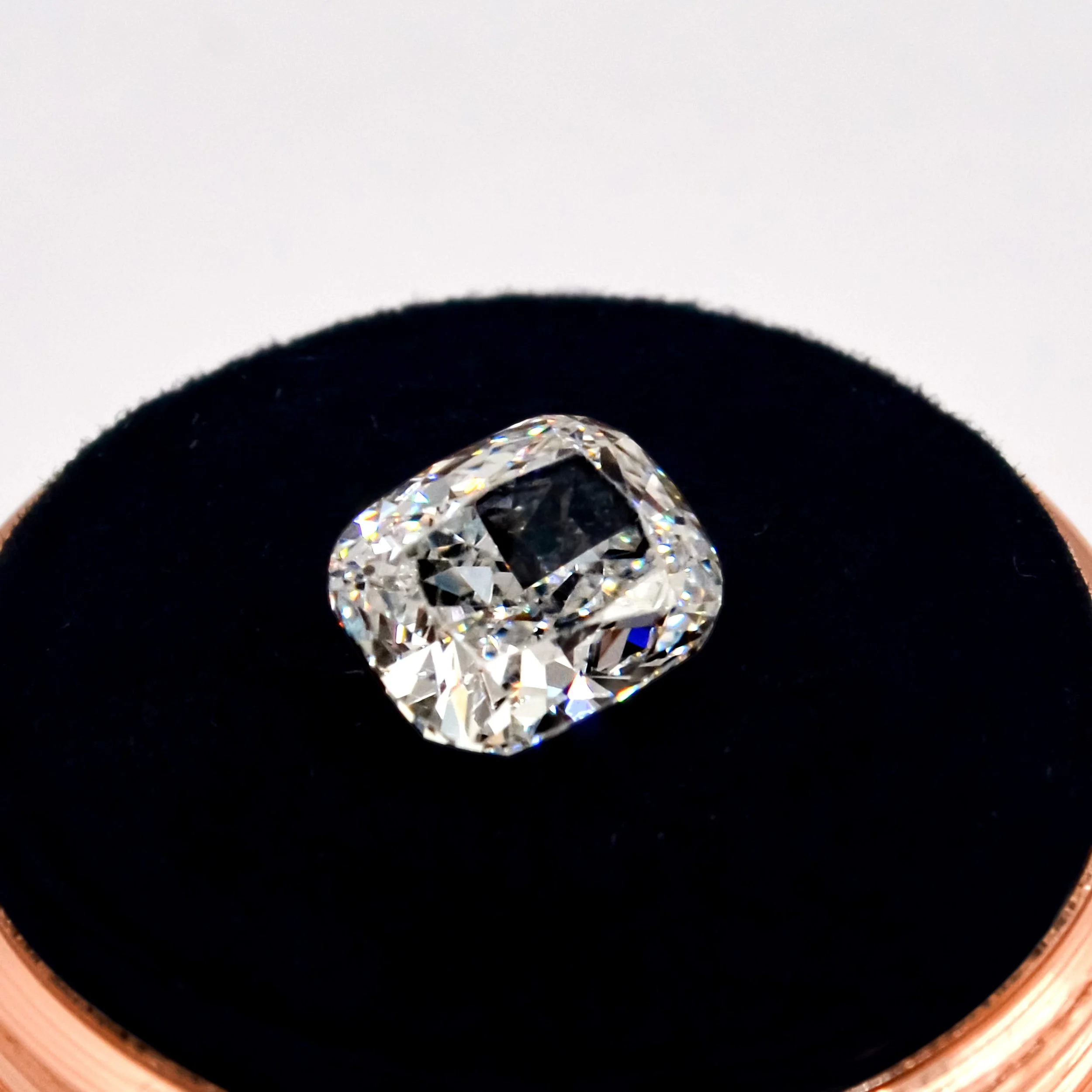 2.00-2.29_ct_Colourless_Elongated_Cushion_4100923768_(3).jpg