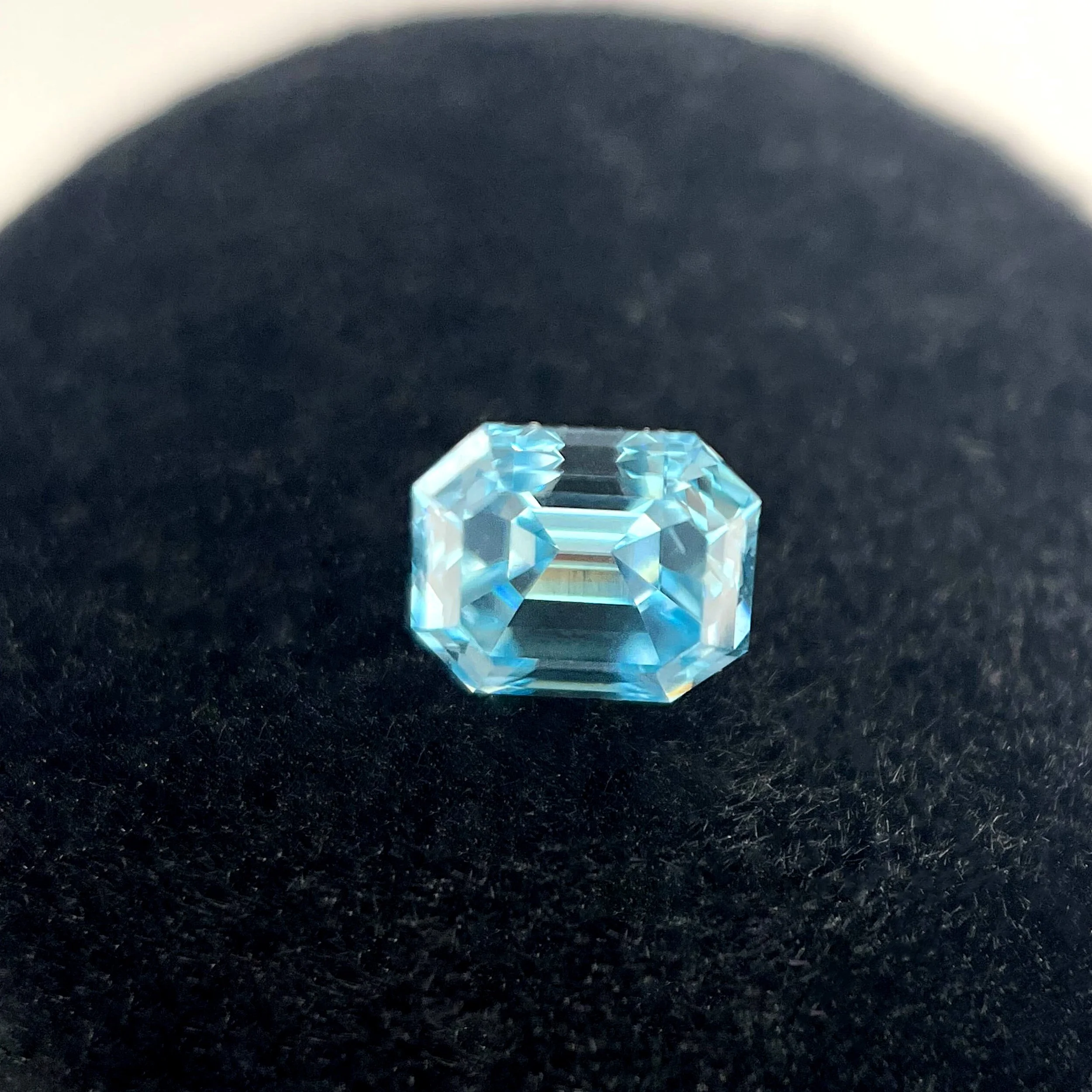 Blue_0.55ct_Emerald_7336375658.jpg