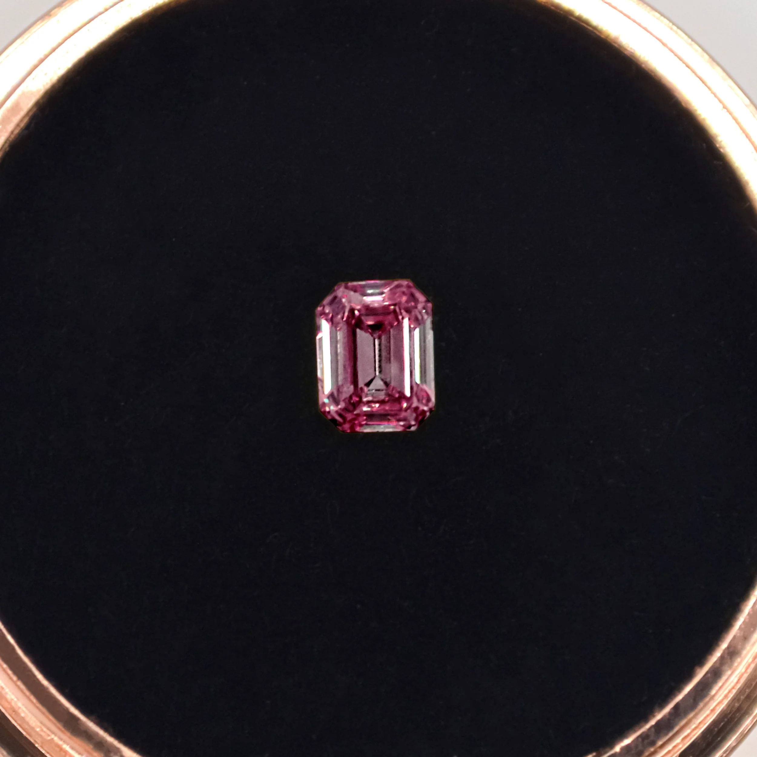 0.30_ct_(0.25-0.34_ct)_pink_Emerald.JPG