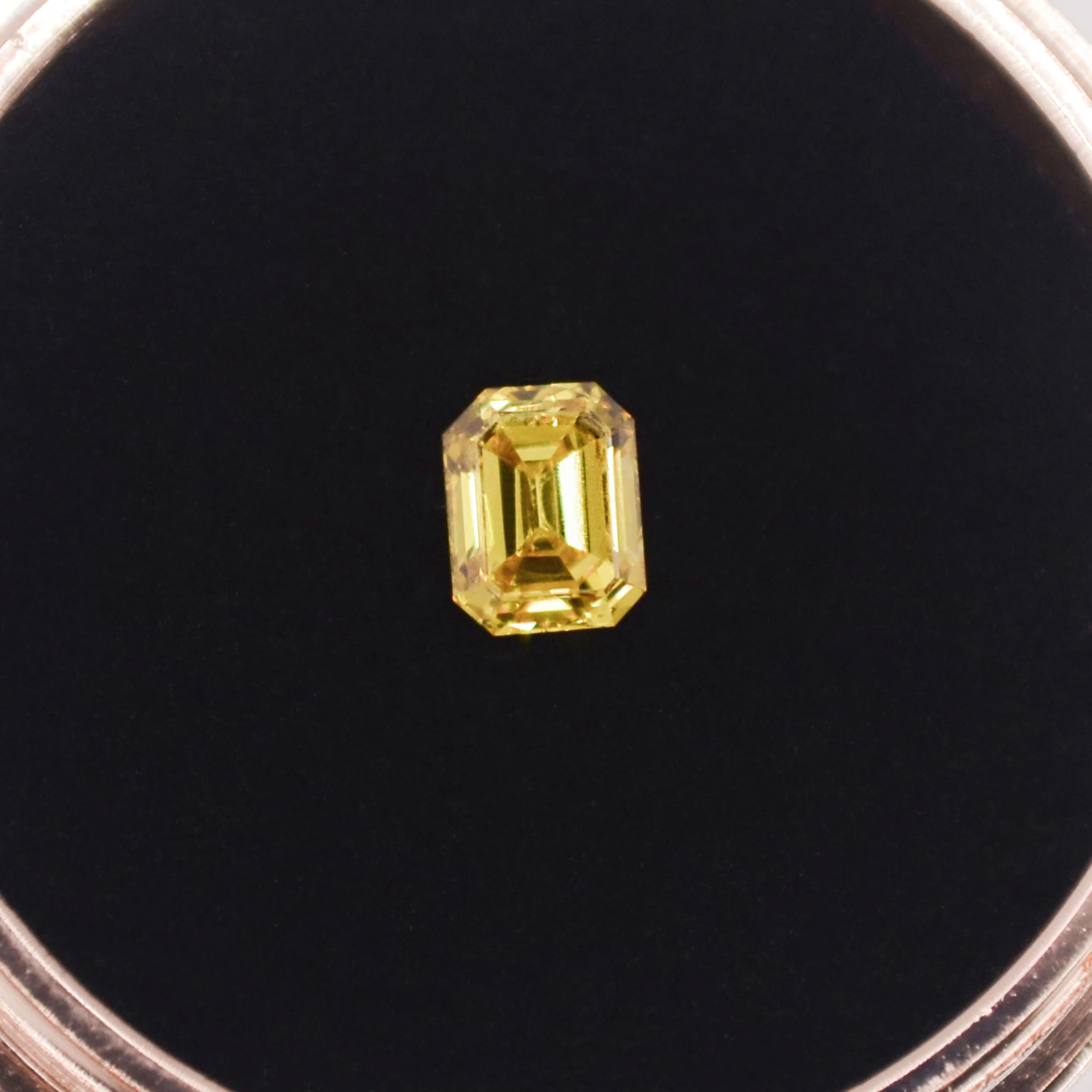 0.35-0.39_ct_Yellow_Emerald_2096909717.JPG