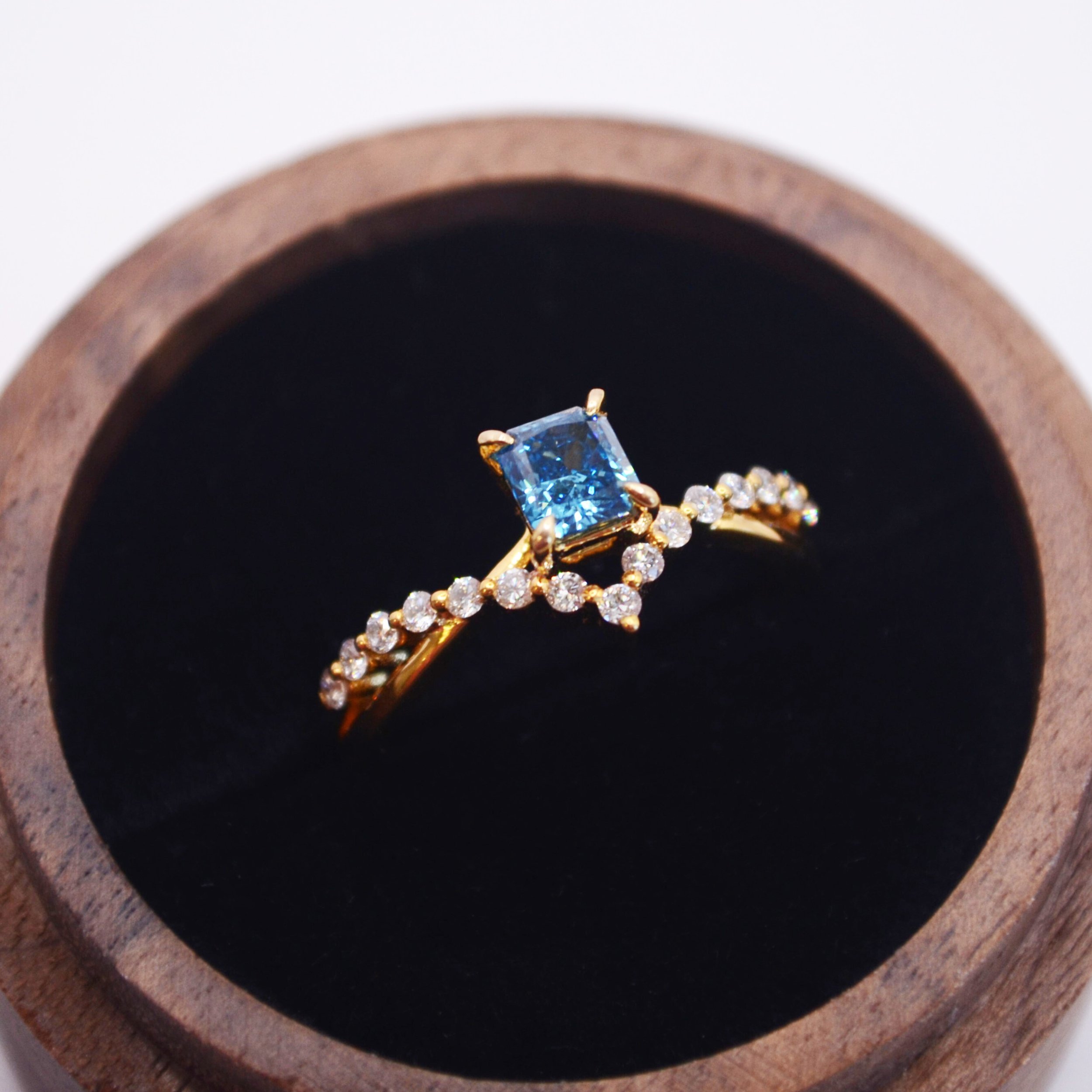 R3112_0.50-0.69_ct_Blue_Radiant_18K_Yellow_Gold_3786852079_(3).jpg