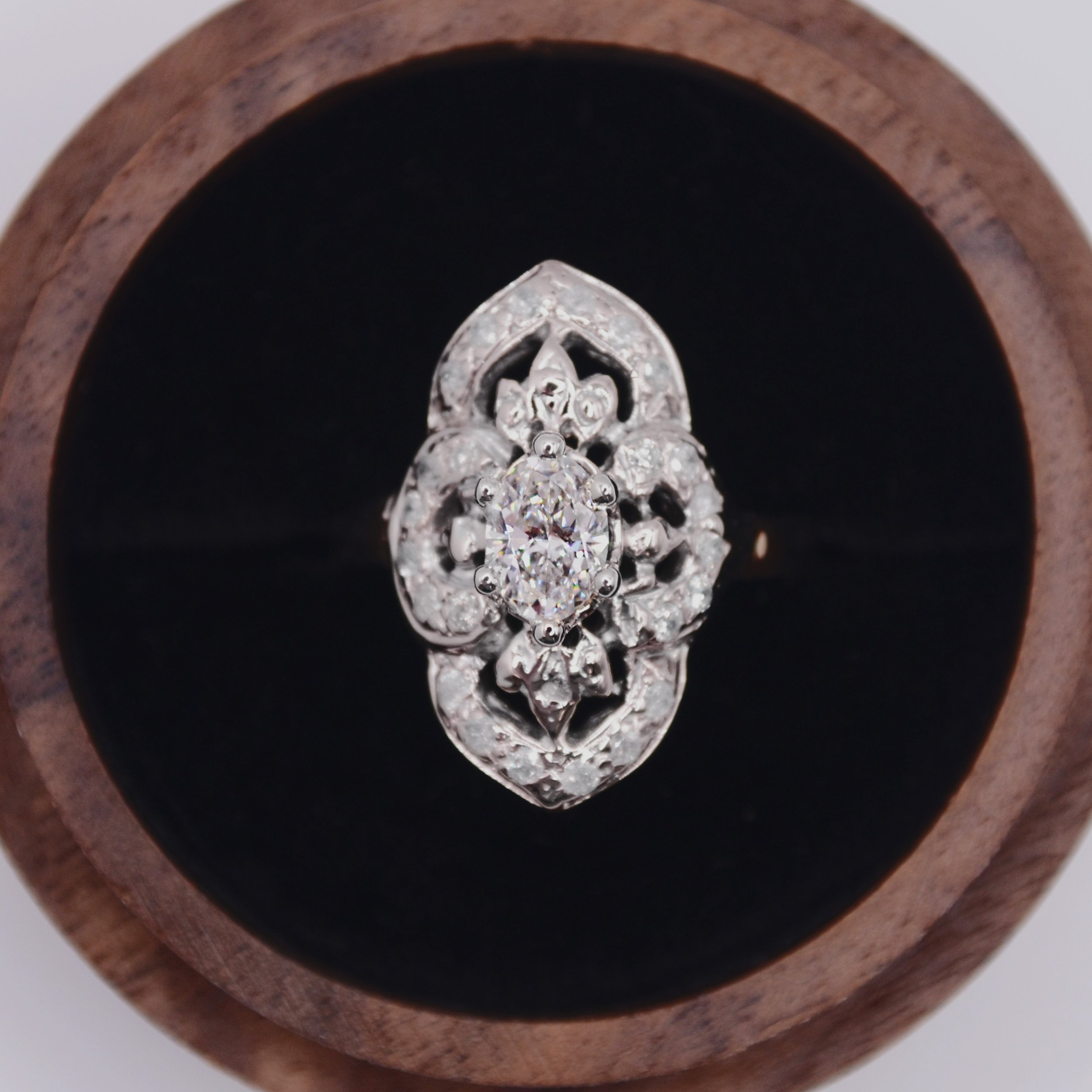 Customized_Ring__0.50-0.69_ct_Colourless_Oval_Platinum_5670485688_(2).jpg