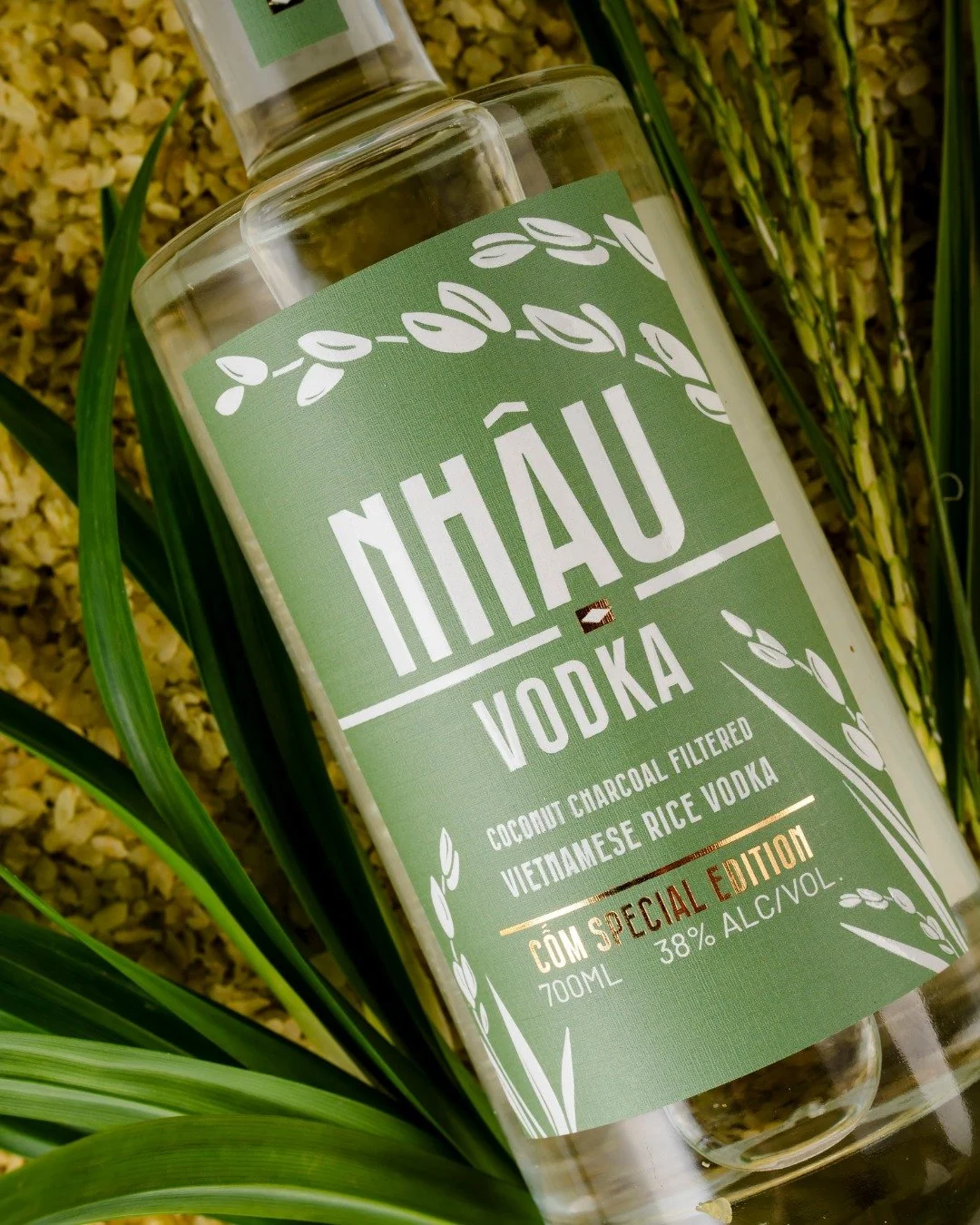 𝗜𝗻𝘁𝗿𝗼𝗱𝘂𝗰𝗶𝗻𝗴 𝗡𝗵ậ𝘂 𝗖ố𝗺 𝗩𝗼𝗱𝗸𝗮 ...
[Tiếng Việt b&ecirc;n dưới]

Okay we&rsquo;ll say it.
It&rsquo;s Cốm 🌾

Same Nhậu Vodka.
Same rice base.
Same coconut charcoal filter.

This one&rsquo;s infused with young green rice 
soft, fragran