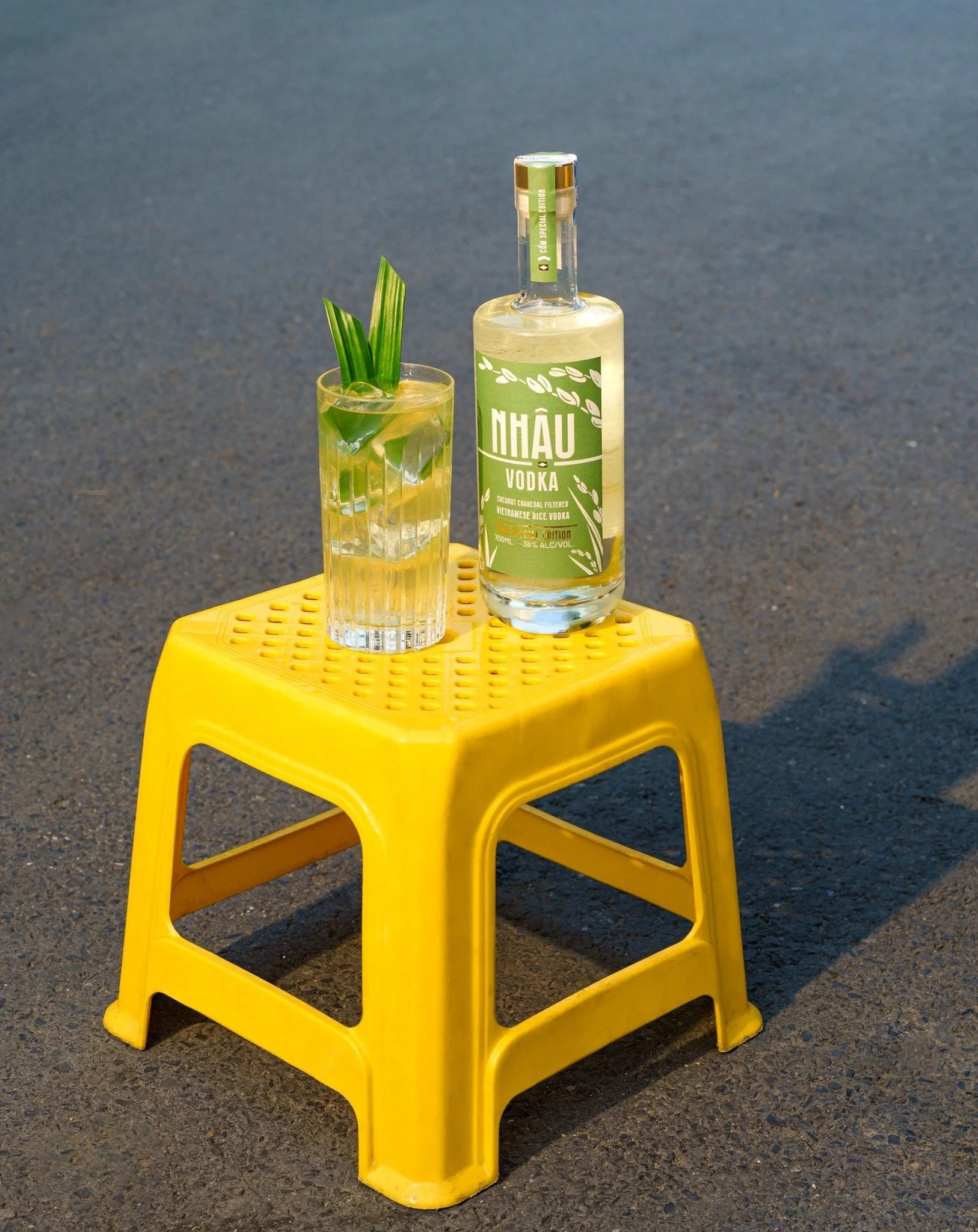 𝗖𝗼𝗰𝗼 𝗖ố𝗺 𝗛𝗶𝗯𝗮𝗹𝗹 - 𝗻𝗼𝘄 𝘆𝗼𝘂 𝗰𝗮𝗻 𝗺𝗮𝗸𝗲 𝗶𝘁 𝘆𝗼𝘂𝗿𝘀𝗲𝗹𝗳
[Tiếng Việt b&ecirc;n dưới]

Step 1: 45ml Nhậu Cốm Vodka
Step 2: 80ml coconut water
Step 3: Top up with tonic for a little sparkle
Step 4: Garnish with pandan leaves fo