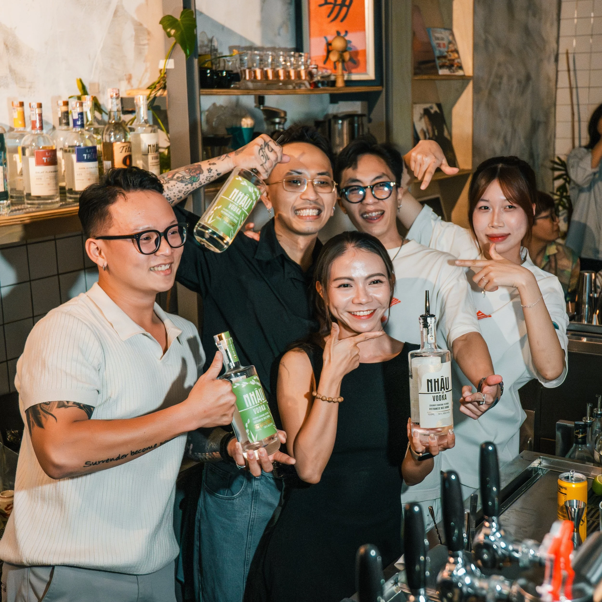 𝗦ơ𝗻 𝗧𝗲𝗲𝗻 🤝 𝗧𝗵𝘂ỷ 𝗧𝗲𝗲𝗻 𝗮𝘁 𝗥𝗘 𝗕𝗮𝗿 🍻
[Tiếng Việt b&ecirc;n dưới]

What started as a &ldquo;battle&rdquo; somehow turned into one big nhậu table.

Nhậu Vodka pulled up to RE Bar with Nhậu Cốm, Nhậu Original, loud music, full glasses,