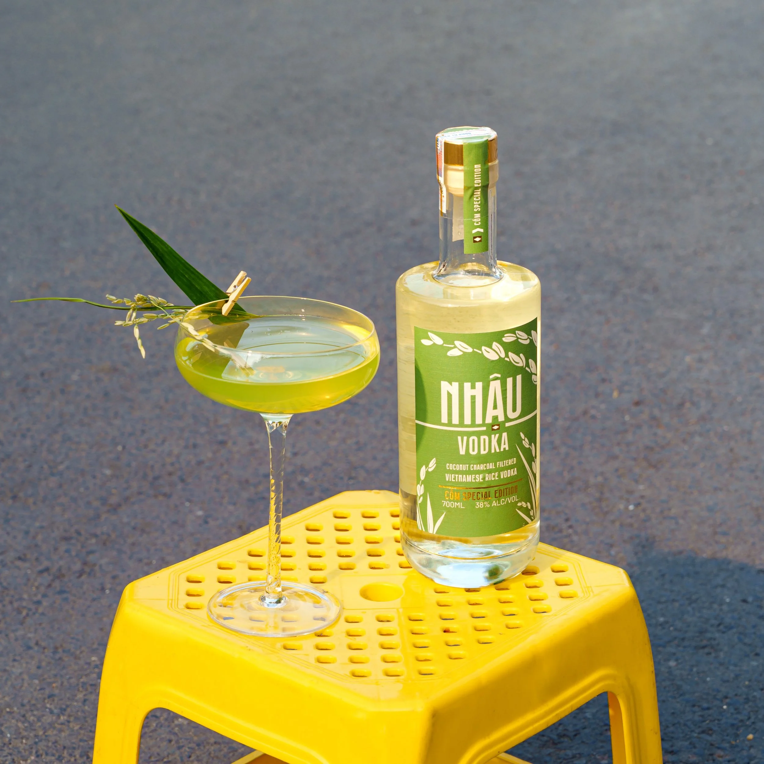 𝗥𝗶𝗰𝗲 + 𝗰𝗼𝗰𝗼𝗻𝘂𝘁 + 𝗡𝗵𝗮̣̂𝘂.
[Tiếng Việt b&ecirc;n dưới]

We might have found your weekend drink. 👀

45ml Nhậu Cốm/Pandan
30ml roasted rice water
10ml coconut syrup
and a little dry vermouth

Somewhere between a cocktail and a taste of ho