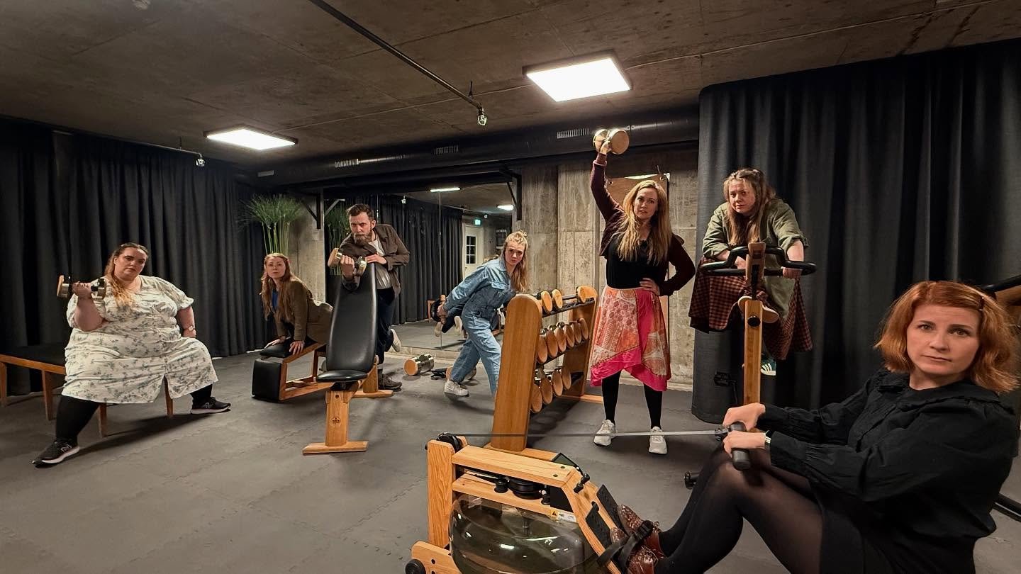 Vi har v&aelig;rt p&aring; seminar for &aring; komme oss i toppform til Kulturytring.

Teater - hvem bryr s&aelig;? En selvransakende film om et teaterkompani som lurer p&aring; om de har livets rett.

Tirsdag 24 juni klokka 16.15 - Union scene - Him
