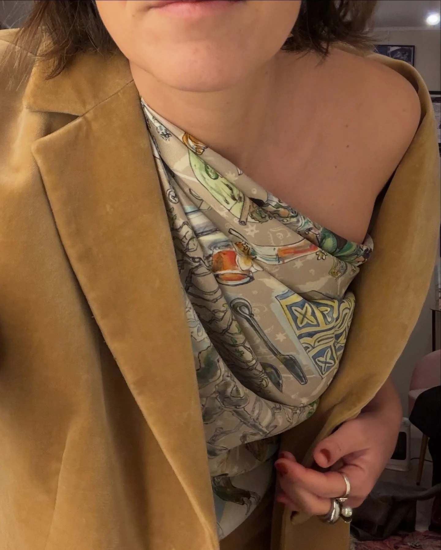 ➡️ Swipe to see me playing around with the beautiful power suits from @marliesbleekerbrussels and the playful scarf from @roselinedoreye. 

Had the pleasure to visit these two Brussels based female designers in Brussels this week. Everything designed