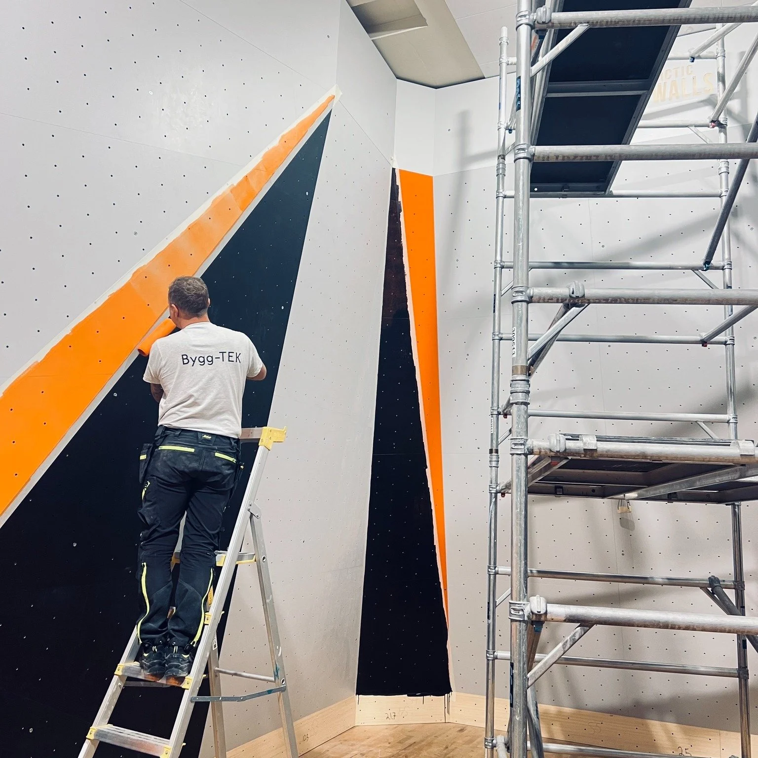 Vi har v&aelig;rt p&aring; oppdrag i Lom!
Vi har v&aelig;rt s&aring; heldige &aring; f&aring; bist&aring; Arctic Grips med klatreinstallasjon p&aring; Fossberg Hotel i Lom. V&aring;rt team har montert klatreplater, malt og lagt madrass og trekk - alt