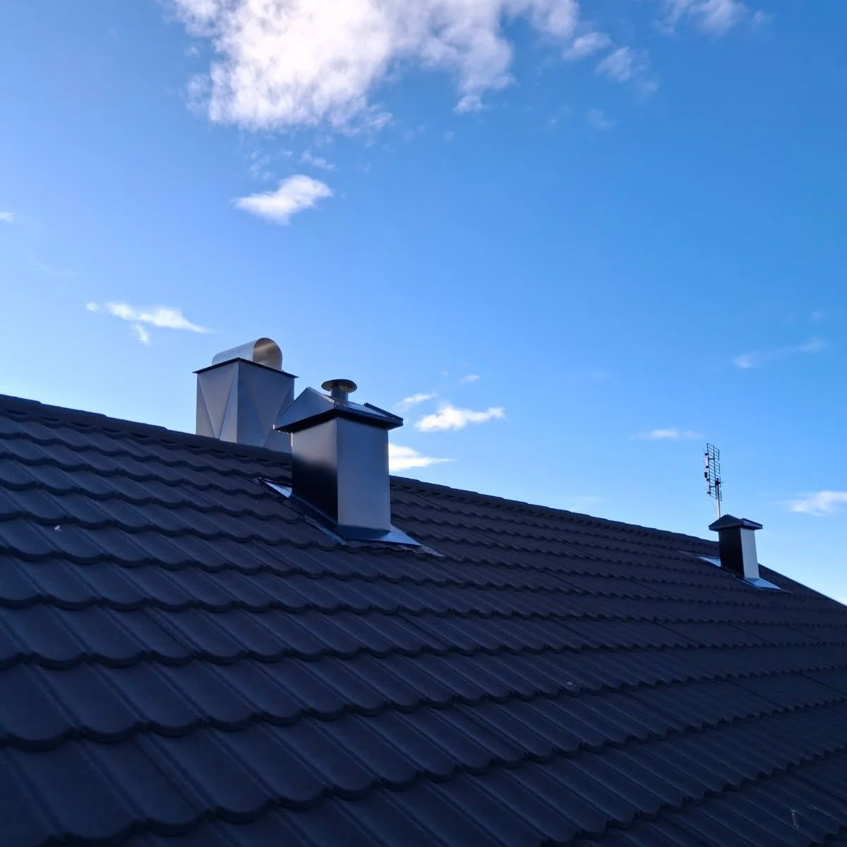 🔨 Takfornyelse i Smistadvegen, fra pappshingel til robust Powertekk.
Vi har gjennomf&oslash;rt en solid oppgradering av taket i Smistadvegen, med fokus p&aring; kvalitet, sikkerhet og varig beskyttelse. 
Arbeidet omfattet:
&bull; Nytt undertak og le