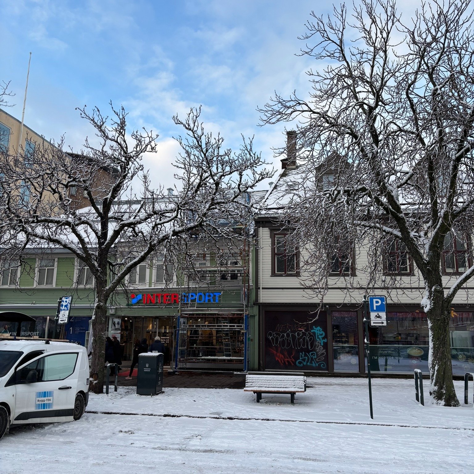 🔨 Prosjekt i Munkegata 44 for Rydning Holding!
Vi har sikret taket mot lekkasjer med nytt undertak, lekter og beslag &ndash; og remontert lappskifer for et solid resultat. 🌦️✨
#takarbeid #byggprosjekt #Trondheim #ByggTEK #h&aring;ndverk #kvalitet