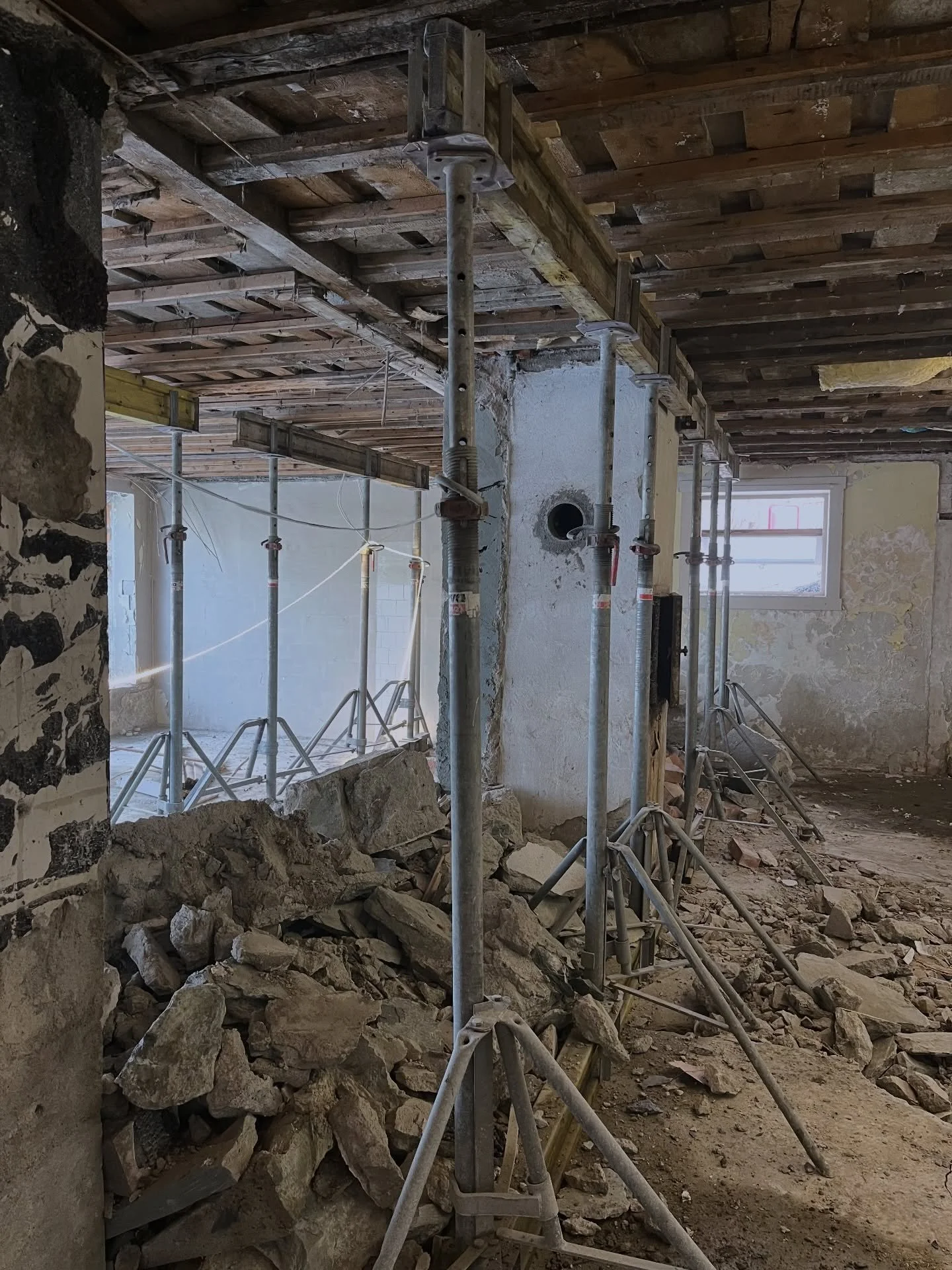 Vi er i gang!
Rivingen er godt i gang i prosjektet v&aring;rt i Innherredsveien, og dette markerer starten p&aring; en spennende transformasjon. N&aring; legges grunnlaget for det som kommer videre. Vi gleder oss til fortsettelsen! #byggeprosjekt #in