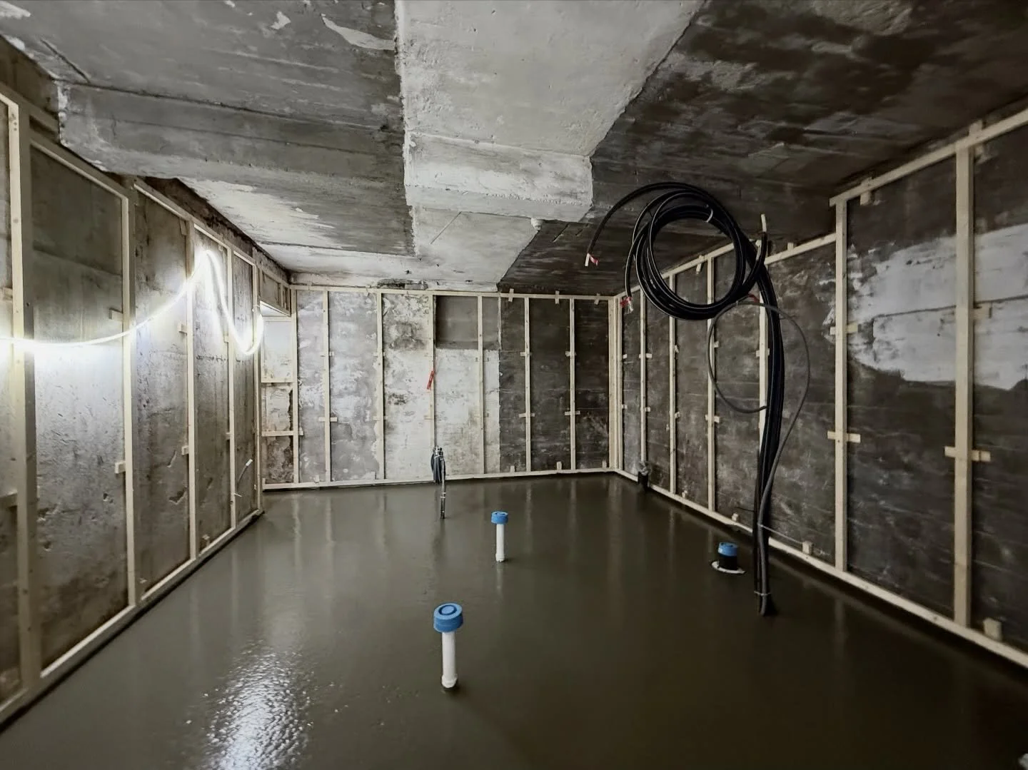 🔹 Fremdrift i Innherredsveien! 🔹
Vi er godt i gang med prosjektet, og ting begynner virkelig &aring; ta form. Denne uken kom b&aring;de bunnlegger og varmekabler p&aring; plass &ndash; og n&aring; er gulvene nylig avrettet og klare for neste fase.
