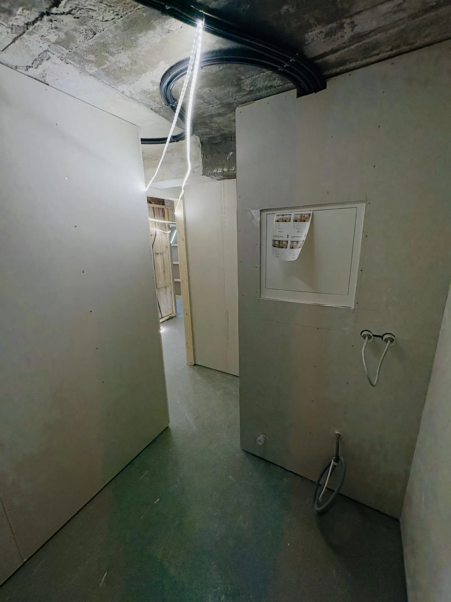 Vi g&aring;r inn i p&aring;sken med ny fremdrift! 🐥🔨
Gipsarbeidet er n&aring; ferdig. 
Neste steg: malerteamet overtar. 
Utrolig g&oslash;y &aring; se rommene ta form. Dette blir bra!
God p&aring;ske til alle v&aring;re samarbeidspartnere og f&osla