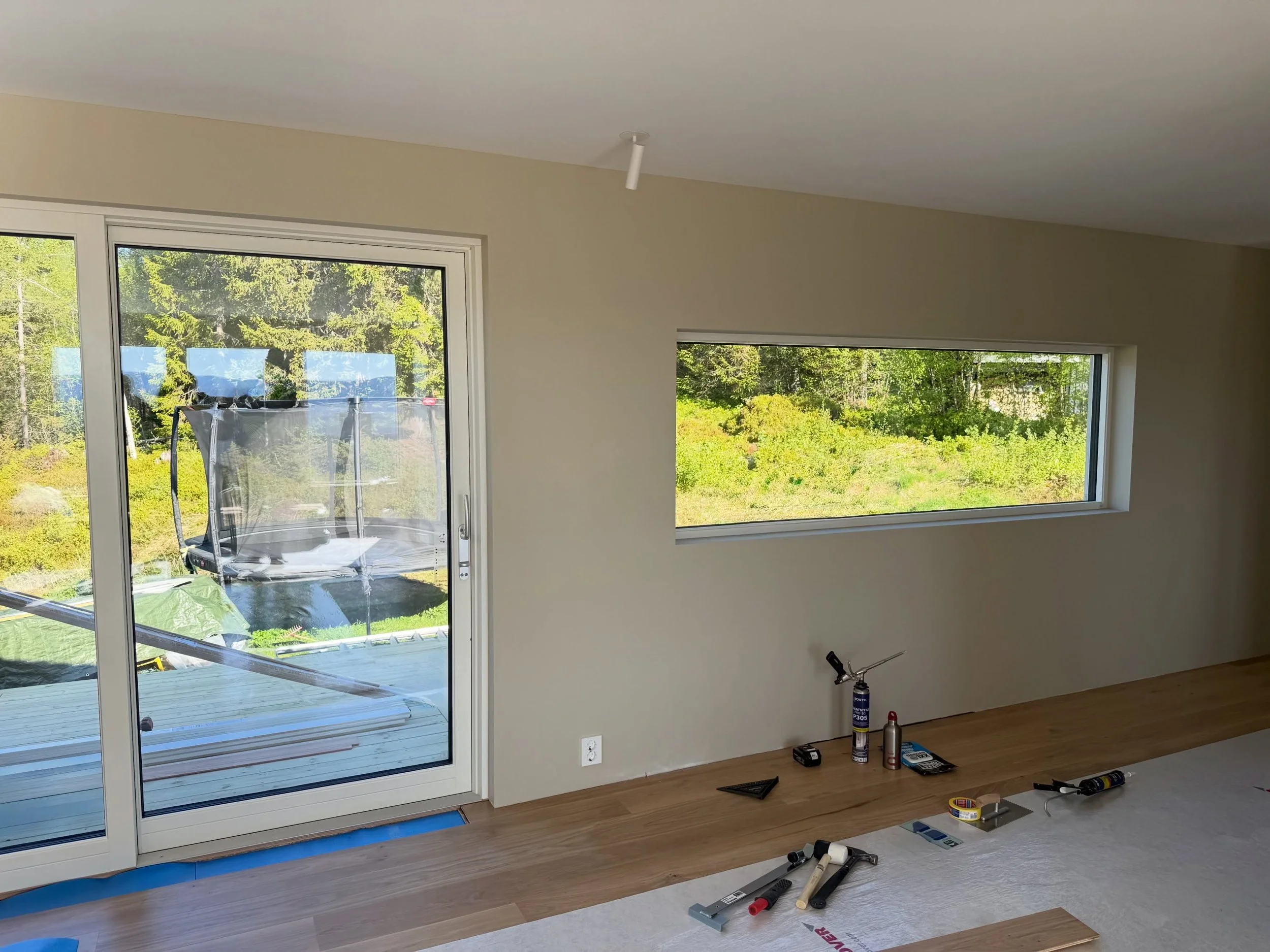 N&aelig;rt Nilsbyen p&aring; By&aring;sen har vi gleden av &aring; hjelpe en hyggelig kunde med en skikkelig oppgradering av boligen.
Nye vinduer og verandad&oslash;r gir ikke bare et l&oslash;ft i uttrykket, men ogs&aring; bedre lys, komfort og ener