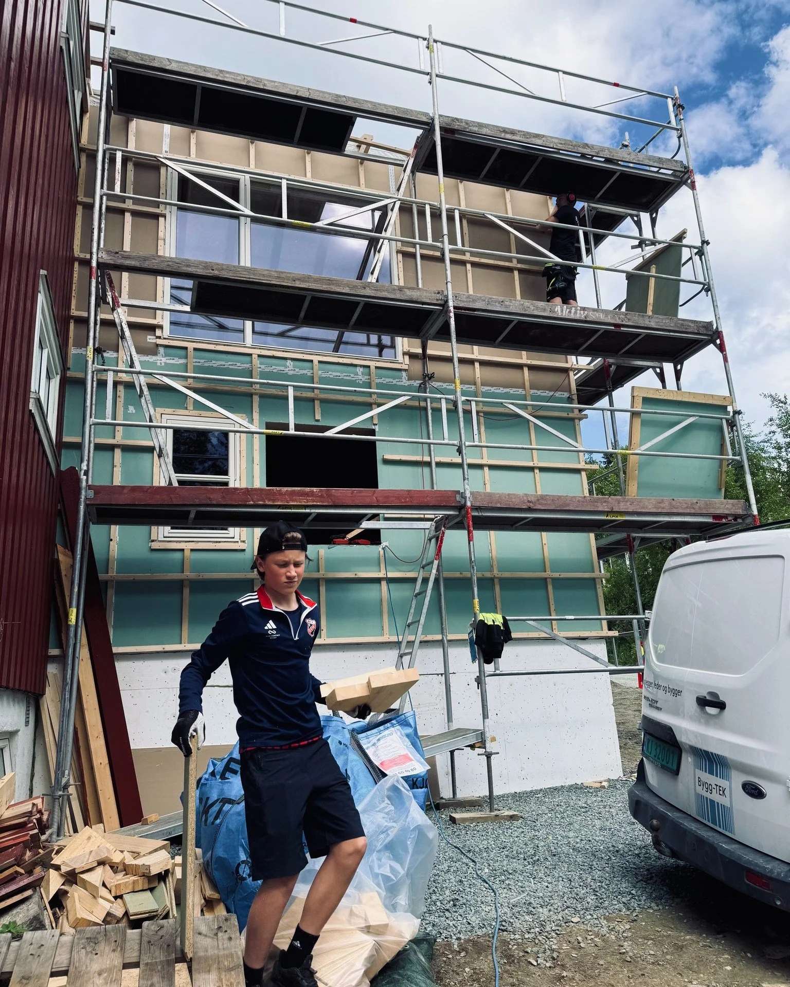 Jesper er med oss p&aring; byggeplass i dag 👷&zwj;♂️✨ 
Han jobber inn penger til Leger Uten Grenser, og innsatsen er helt topp.
Heia ungdom som stiller opp for andre! ❤️🙌 @legerutengrenser #gibortdag #t&oslash;mrer #ungdom #uglaungdomsskole