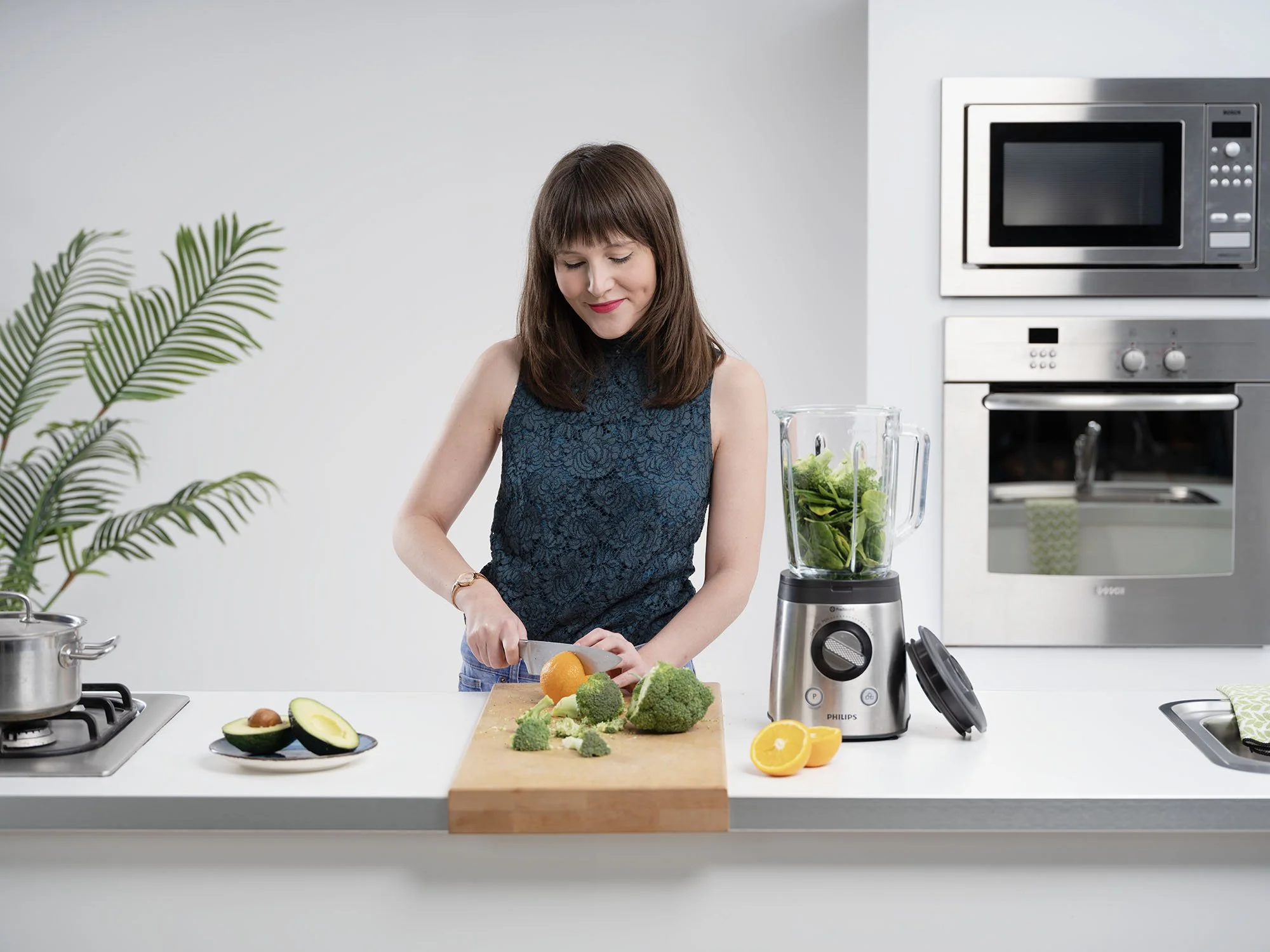 Diëtist Desiré van der Kruk in de keuken bezig met een gezond recept.