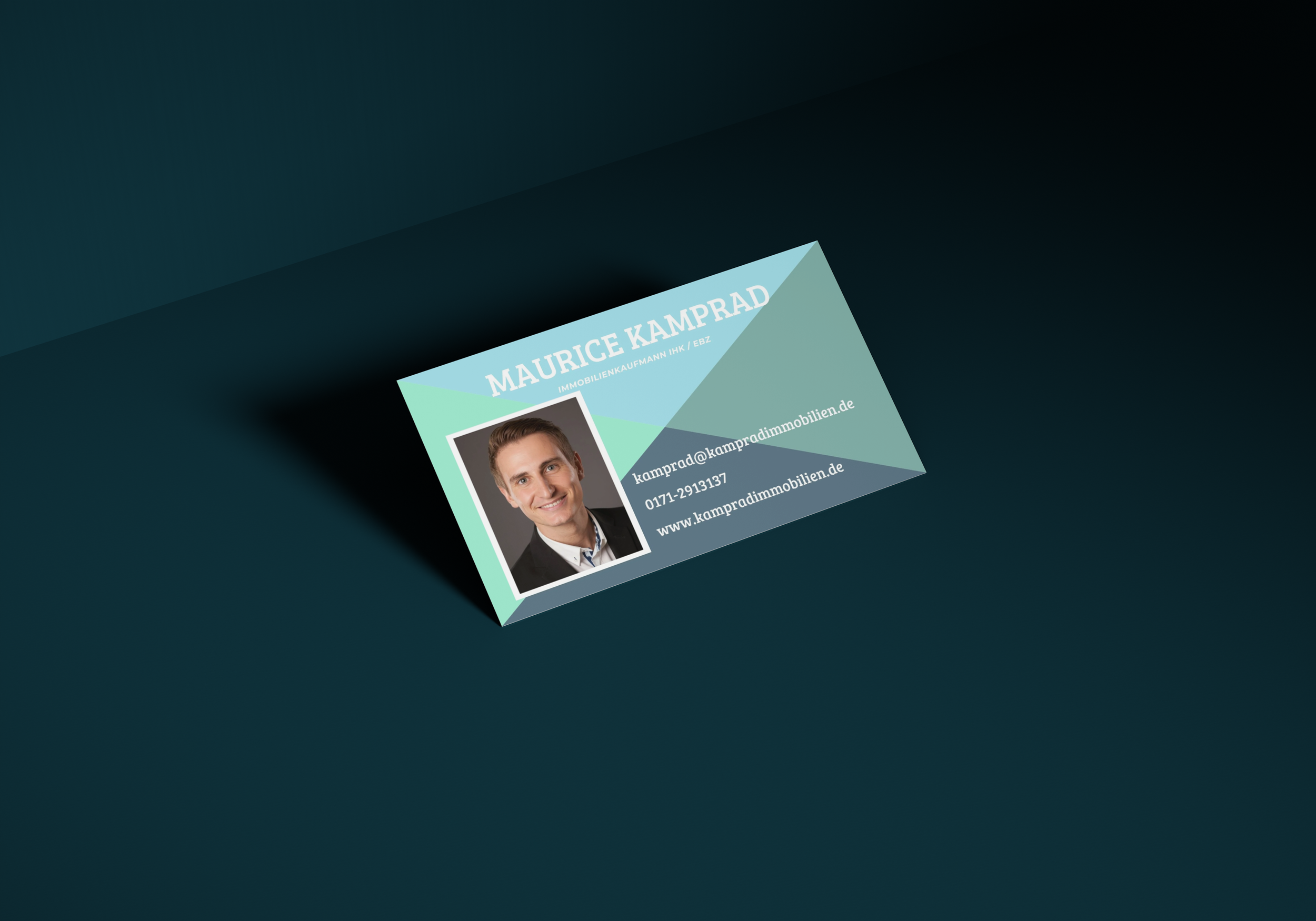Visitenkarte mit Foto eines Mannes und Kontaktdaten, Name Maurice Kamprad.