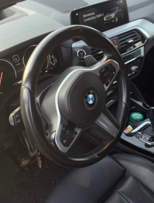 Avant nettoyage volant BMW