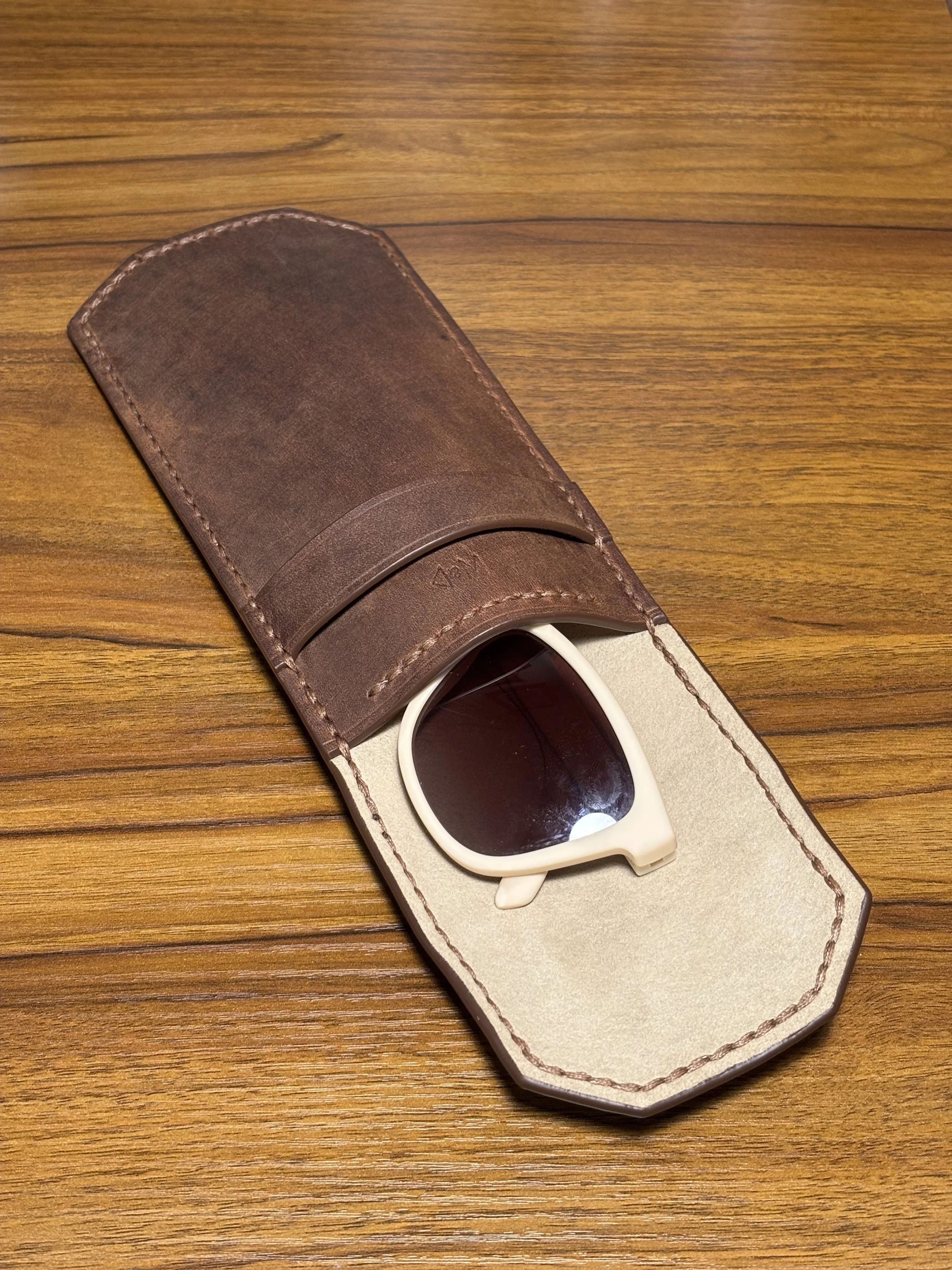 the-lookout-leather-sunglass-case-open-with-sunglasses.jpeg