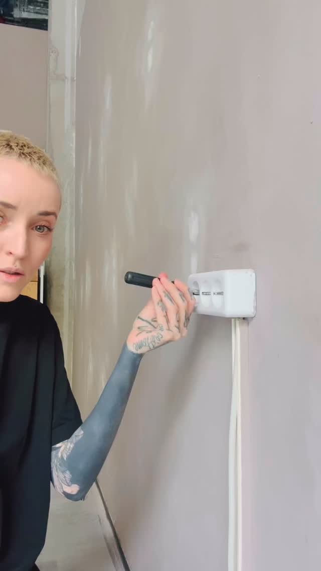 Gibt es Elektriker:innen unter euch??🔌🔋⚡️
Kann ich die Steckdose einfach abschrauben und an einer anderen Stelle festschrauben ohne, dass was schlimmes passiert🧟?
Danke für eure Hilfe! 💕🐼
#prank #howifeel #renovierung #friseur #haircare