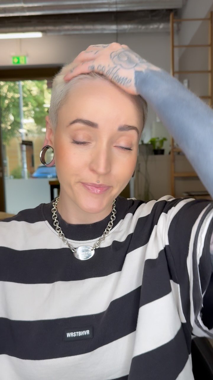 👉 Hattest du auch schon mal eine DIY-Haar-Katastrophe?
Du willst dir die Haare selbst schneiden? Go for it.
Aber nicht mit der Küchenschere, bitte. 😅
Ein guter Schnitt ist kein Zufall – das ist Handwerk, Technik, Gefühl.
Aber wenn