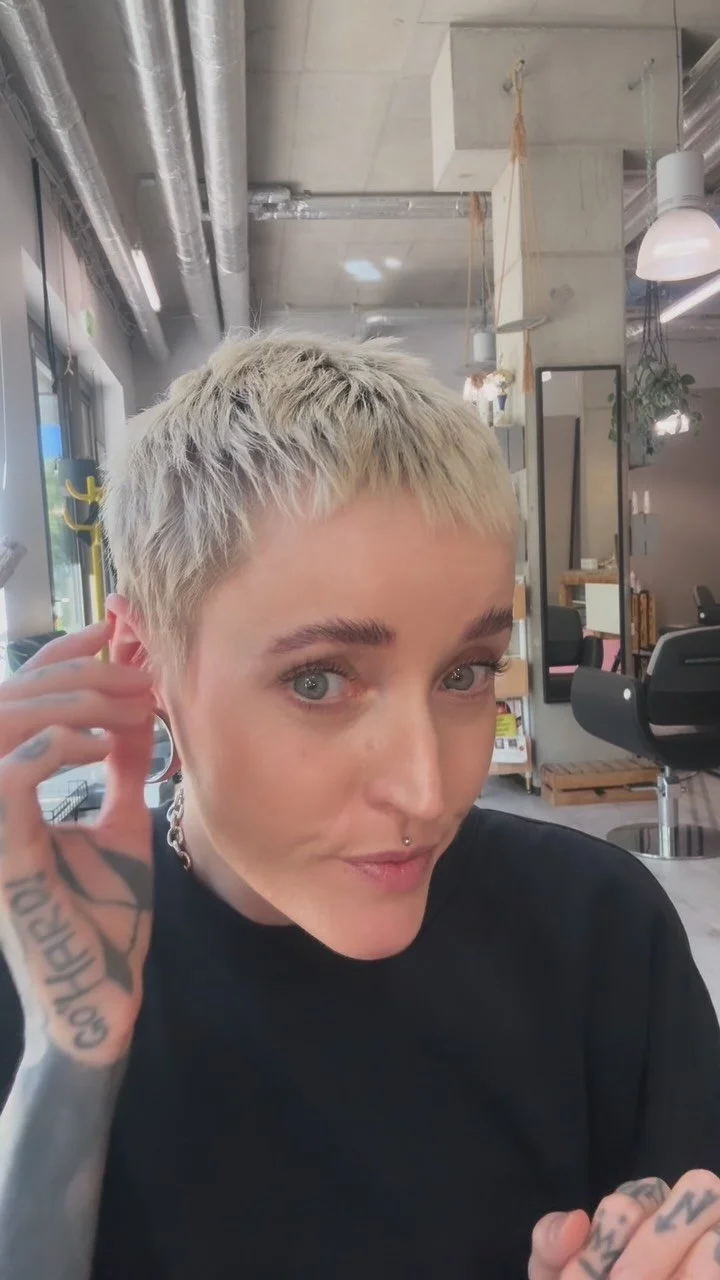 Ich sag’s dir, wie’s ist: 50% sind dein Haarschnitt, 50% sind die Produkte, die du benutzt. Und wenn beides nicht zusammenspielt, wird’s schwer mit einem Look, der wirklich sitzt.
Genau da setzt meine Empfehlung an
👉 Make Me Hot