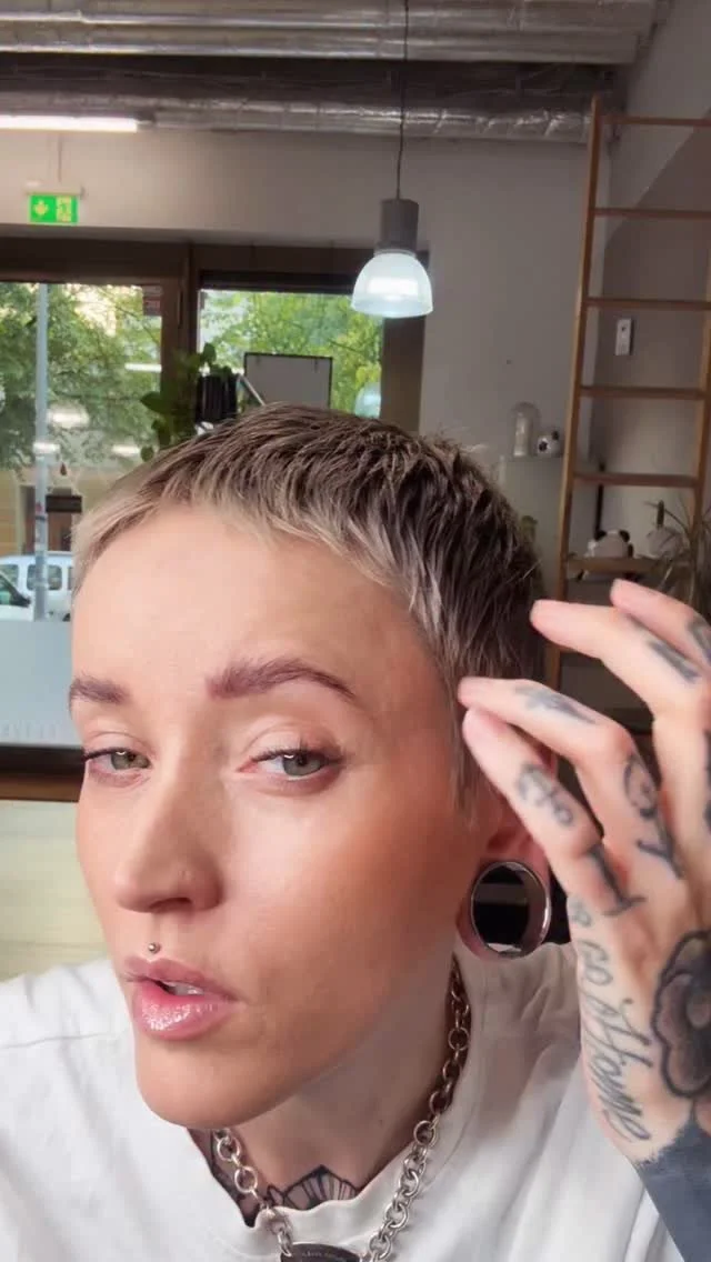 Haare schneiden verboten 🚫
Dafür habe ich mir die Haare getönt.
Ich bin ehrlich! Die Veränderung fühlt sich erstmal weird an 🙈 War so lange ultra hell – jetzt brauch ich Zeit, um mich dran zu gewöhnen. Aber: wenn wir