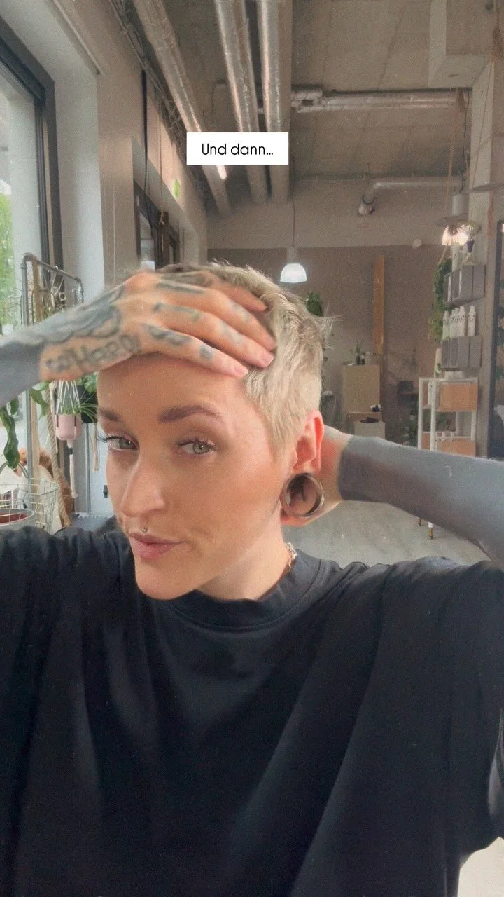 Du siehst einen Look und fragst dich:
💭 „Wie kriege ich den hin?“
💭 „Warum sehen die Haare von anderen immer besser aus als meine?“
Das Geheimnis liegt in der Routine – und in den Produkten, die du benutzt. ✨
Wenn du