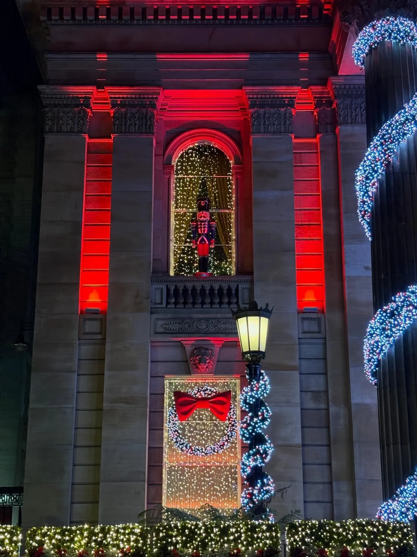 Edinburgh is looking great with all the lights&hellip;

#edinburgh #christmaslights