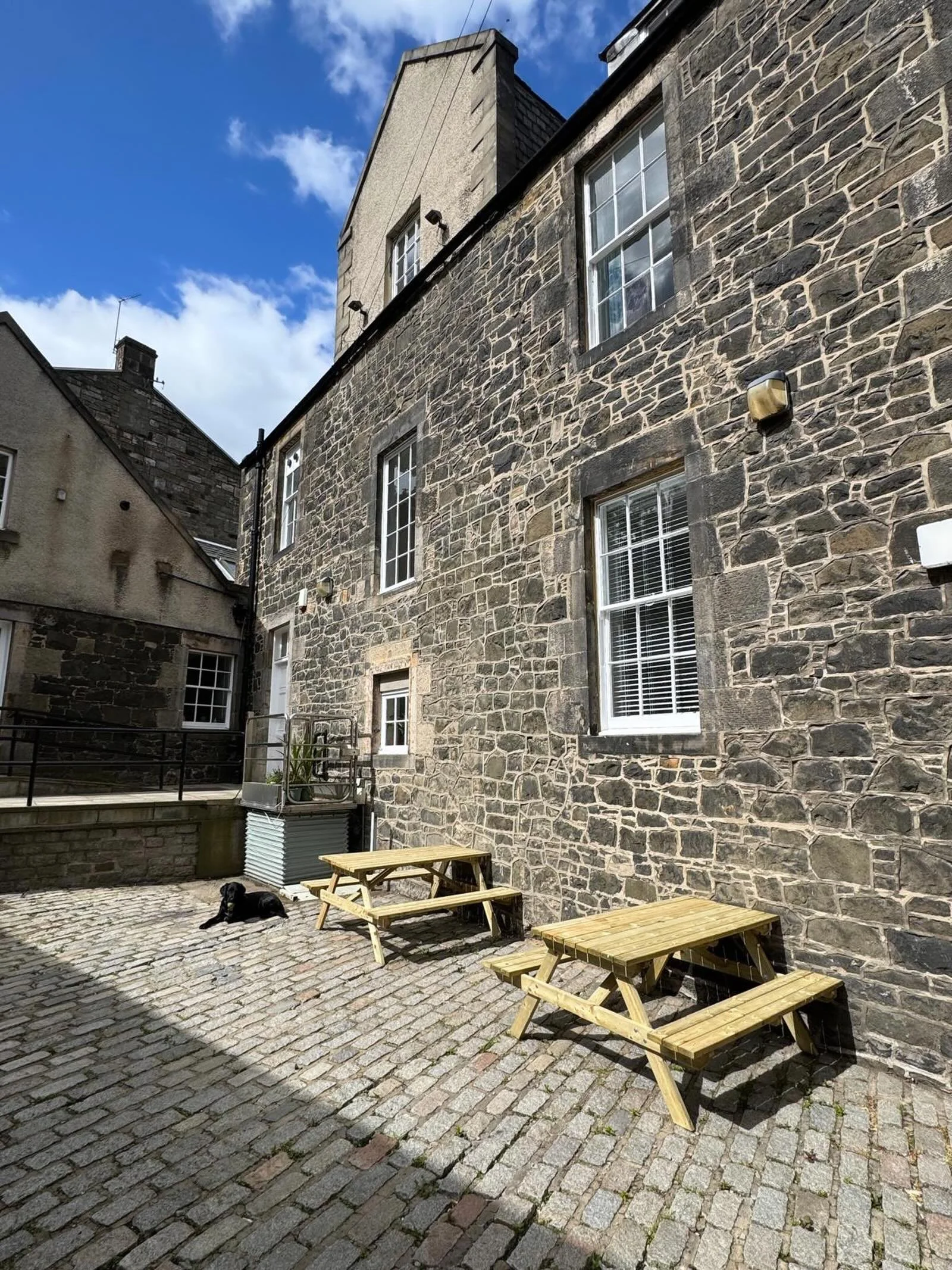 Got some new benches for our sun trap of a courtyard, the sky is blue and it&rsquo;s Friday, what more could you ask for?!

[leith sunshine courtyard artist studio Edinburgh]