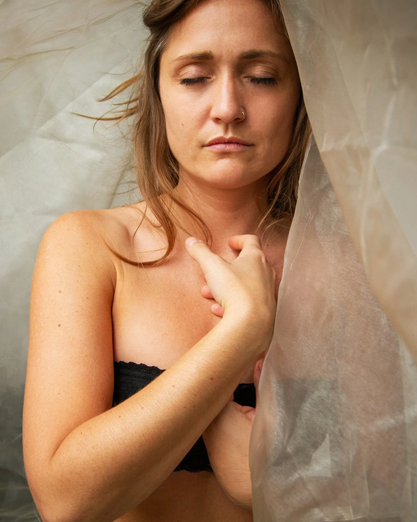 In unserer heutigen Welt bedeutet Ber&uuml;hrung oft nur F*** oder Angriff.

Dabei ist Ber&uuml;hrung die erste Sprache, die wir sprechen, wenn wir aus der Geb&auml;rmutter kommen.

Was w&auml;re, wenn wir sie neu erlernen k&ouml;nnten?

Unsere H&aum