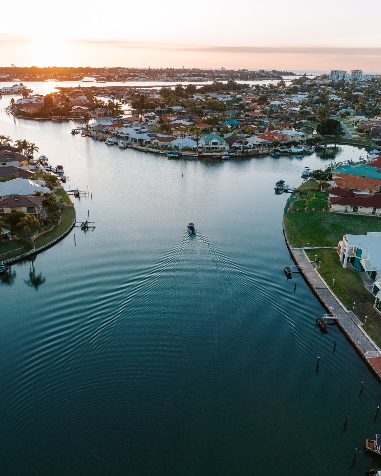 Life on the Water: Summer Series #4 - Destination Spotlight ☀️🌊
Mandurah canals and estuary. Easy cruising, great for families, and ideal for a relaxed summer session.
📸 @city_of_mandurah
@bia__wa #perthboatshow #perthboating #perthlifestyle #perth