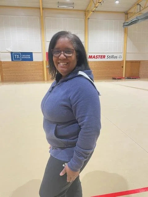 🌟 B&amp;OI Turn lanserer &aring;rets julekalender! Hver luke viser litt av mangfoldet og magien i klubben v&aring;r. F&oslash;lg med! 🎄🤸
LUKE 12: Amy

Amy er en ekte RG mamma. Hun har hatt barn i klubben i mange &aring;r, og noen er fortsatt aktiv