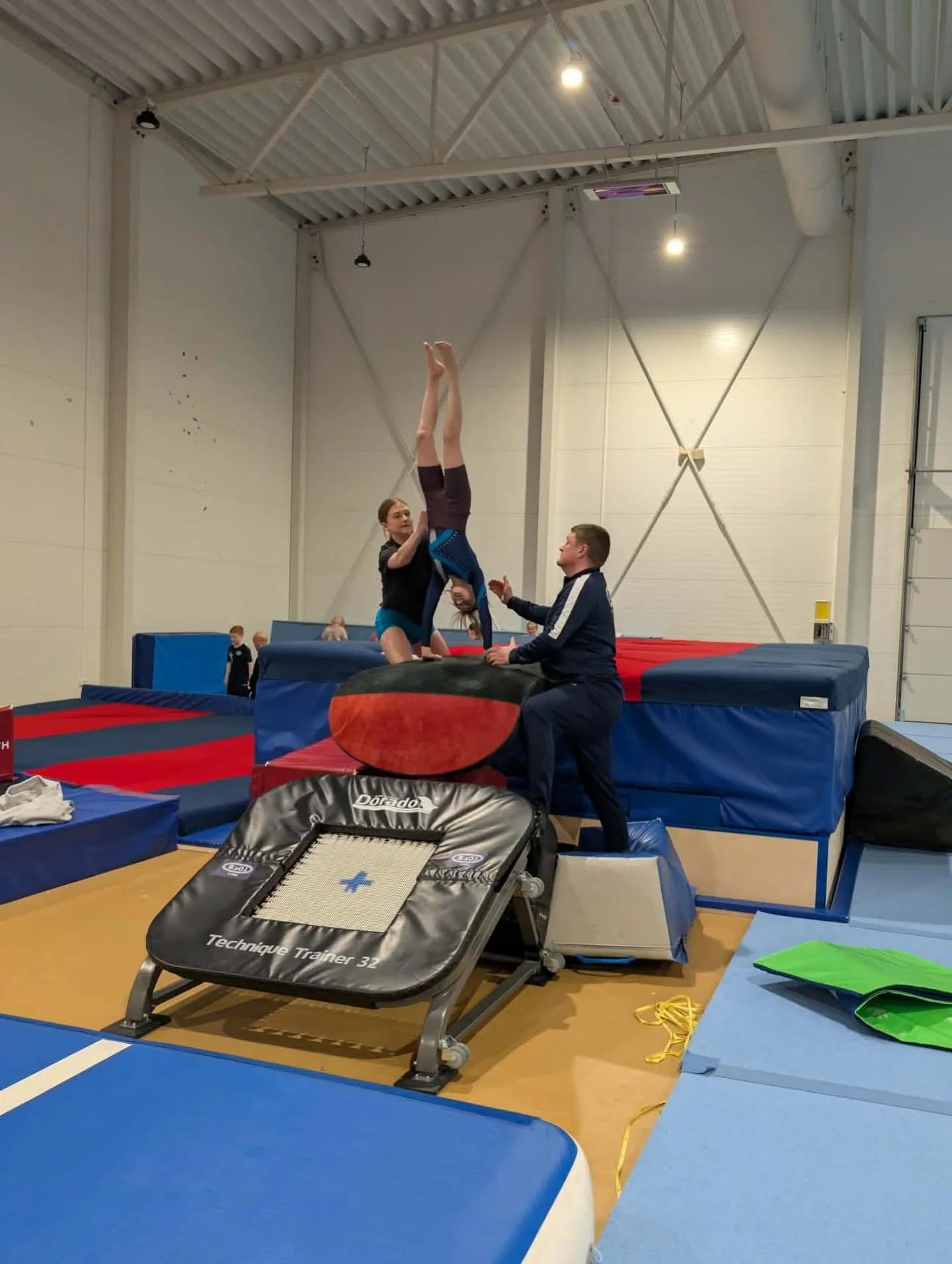 I helgen har teamgym f&aring;tt bes&oslash;k av 2 dyktige trenere og ut&oslash;vere fra Oslo🤩 dette har v&aelig;rt inspirerende og produktive dager som vi har f&aring;tt masse ut av! Tusen takk Nora og Jenny for at dere tok turen, vi har kost oss ma