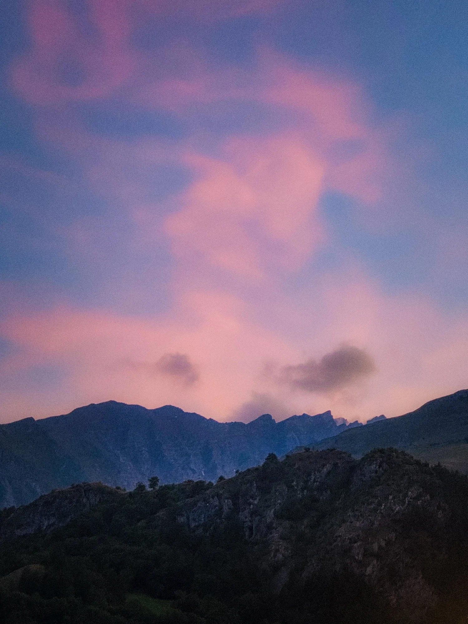 Ciel rose au coucher du soleil sur les crêtes de la Maurienne