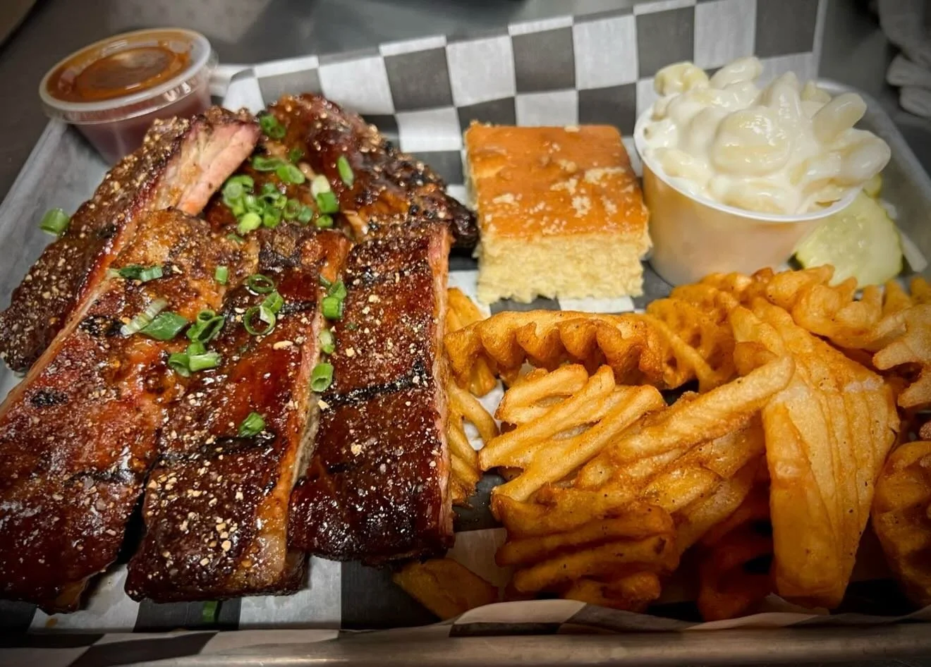 This tray never disappoints 🍖 Hickory smoked ribs, crispy waffle fries, creamy mac and cheese, and sweet cornbread on the side Slow cooked, full of flavor, and always worth it

#BBQ60 #Route60BBQ #RibPlate #SmokedRibs #SouthernEats ComfortFood Willi