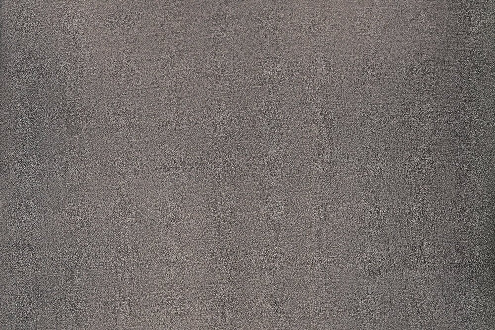 Une image très bruitée et granuleuse en tonalités marron et grises.