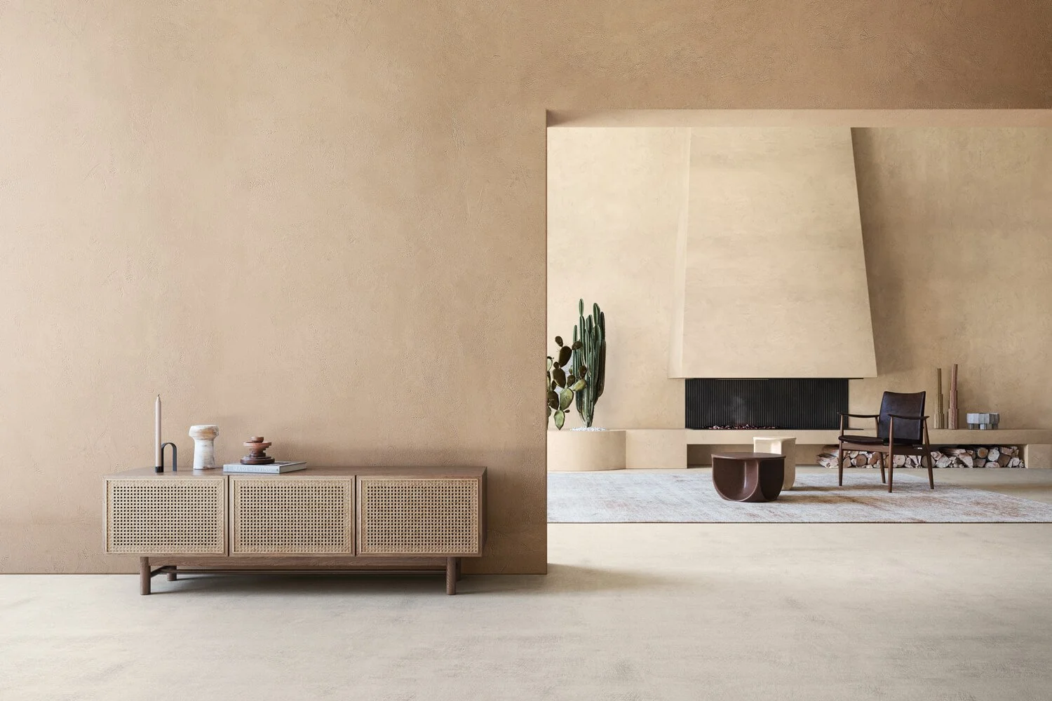 Intérieur moderne avec cheminée, fauteuil en bois, plantes vertes, tapis, meubles en bois et décor minimaliste dans des tons neutres.